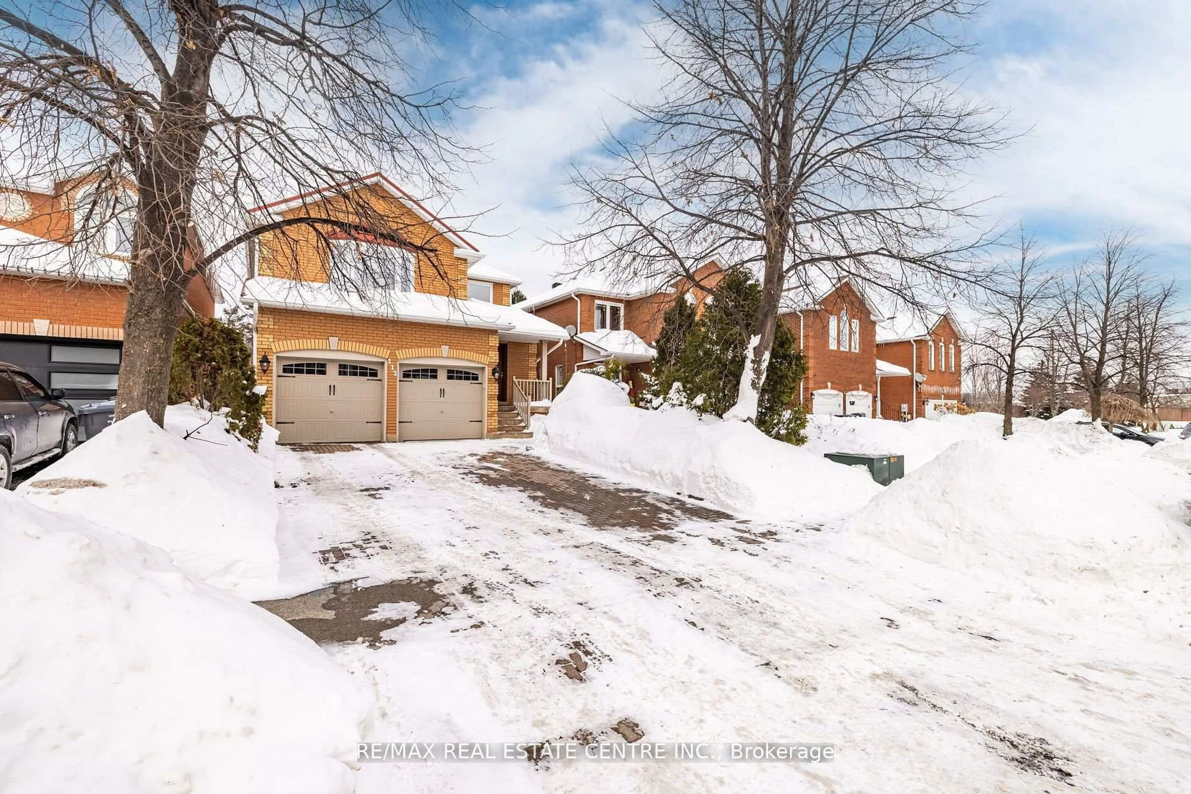 A pic from outside/outdoor area/front of a property/back of a property/a pic from drone, street for 112 Ravenscliffe Crt, Brampton Ontario L6X 4P2