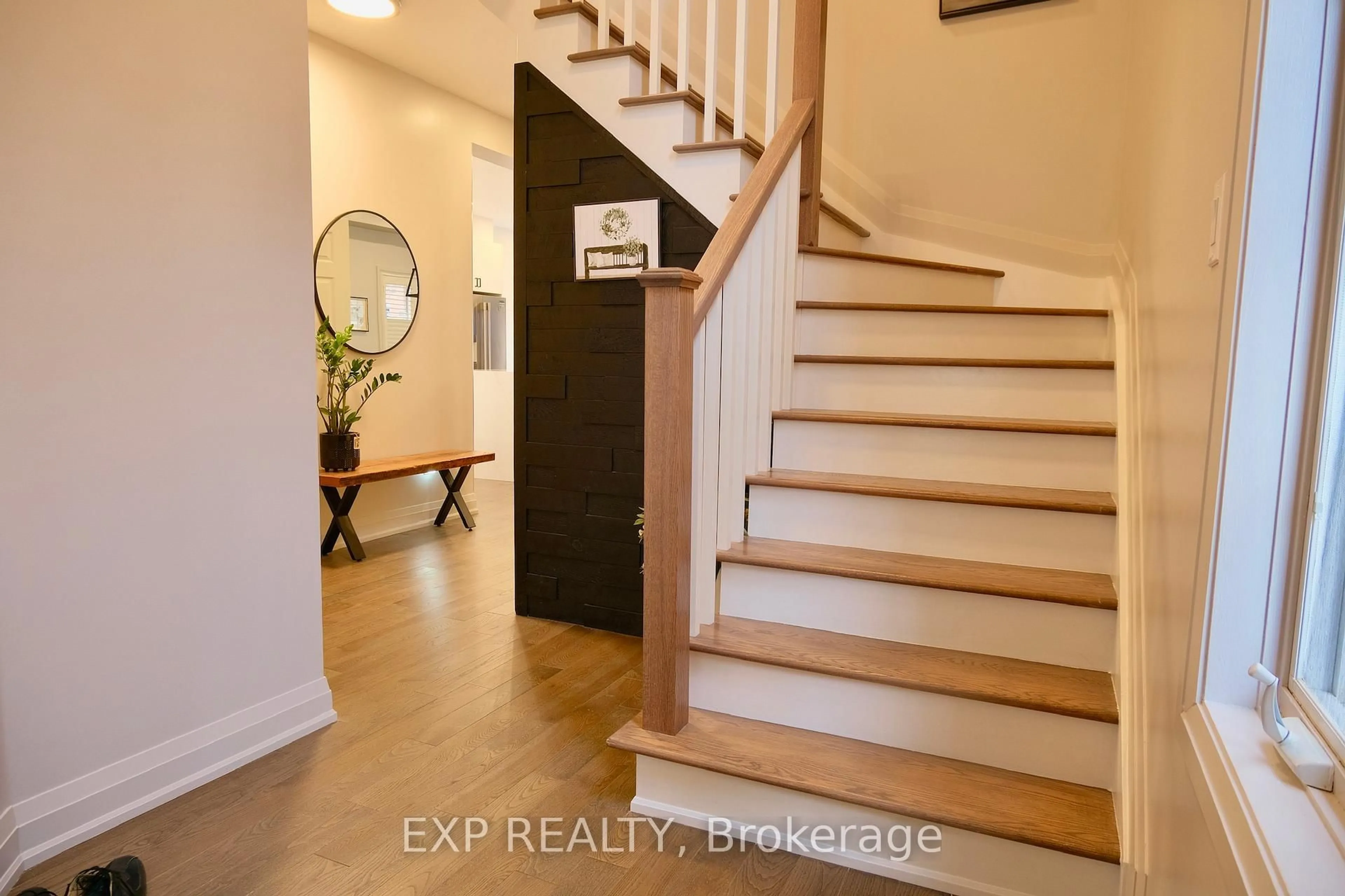 Indoor entryway for 3305 Weatherford Rd, Mississauga Ontario L5M 7X8