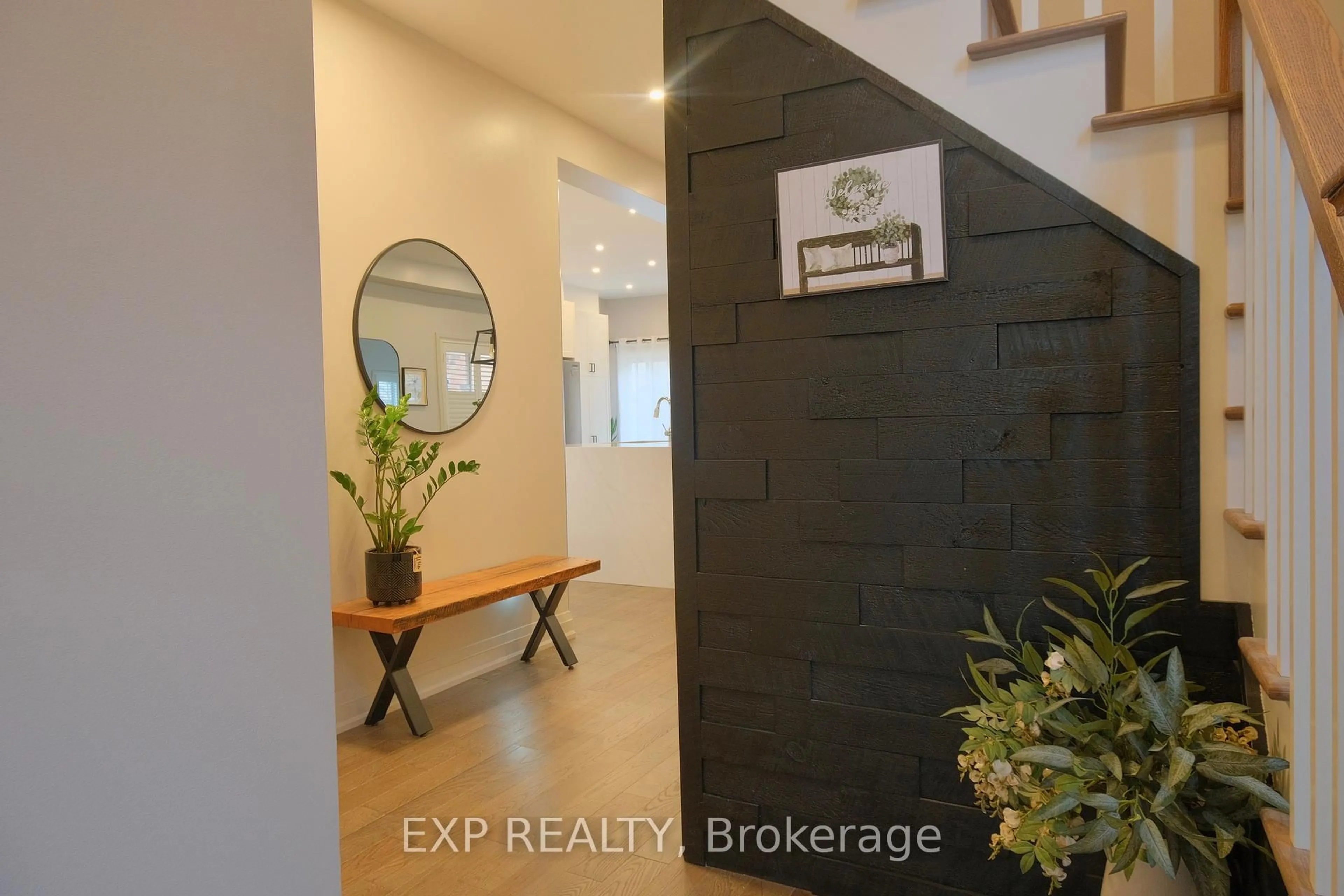 Indoor entryway for 3305 Weatherford Rd, Mississauga Ontario L5M 7X8