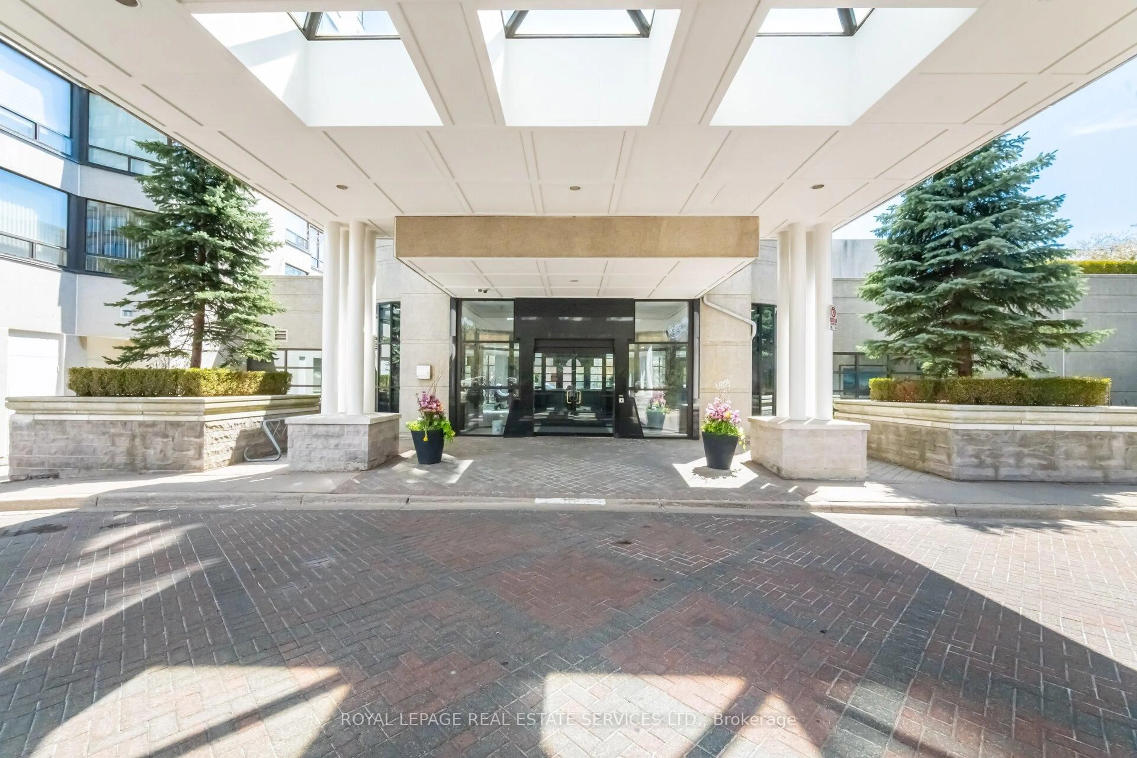 Indoor foyer for 1 Aberfoyle Cres #1504, Toronto Ontario M8X 2X8
