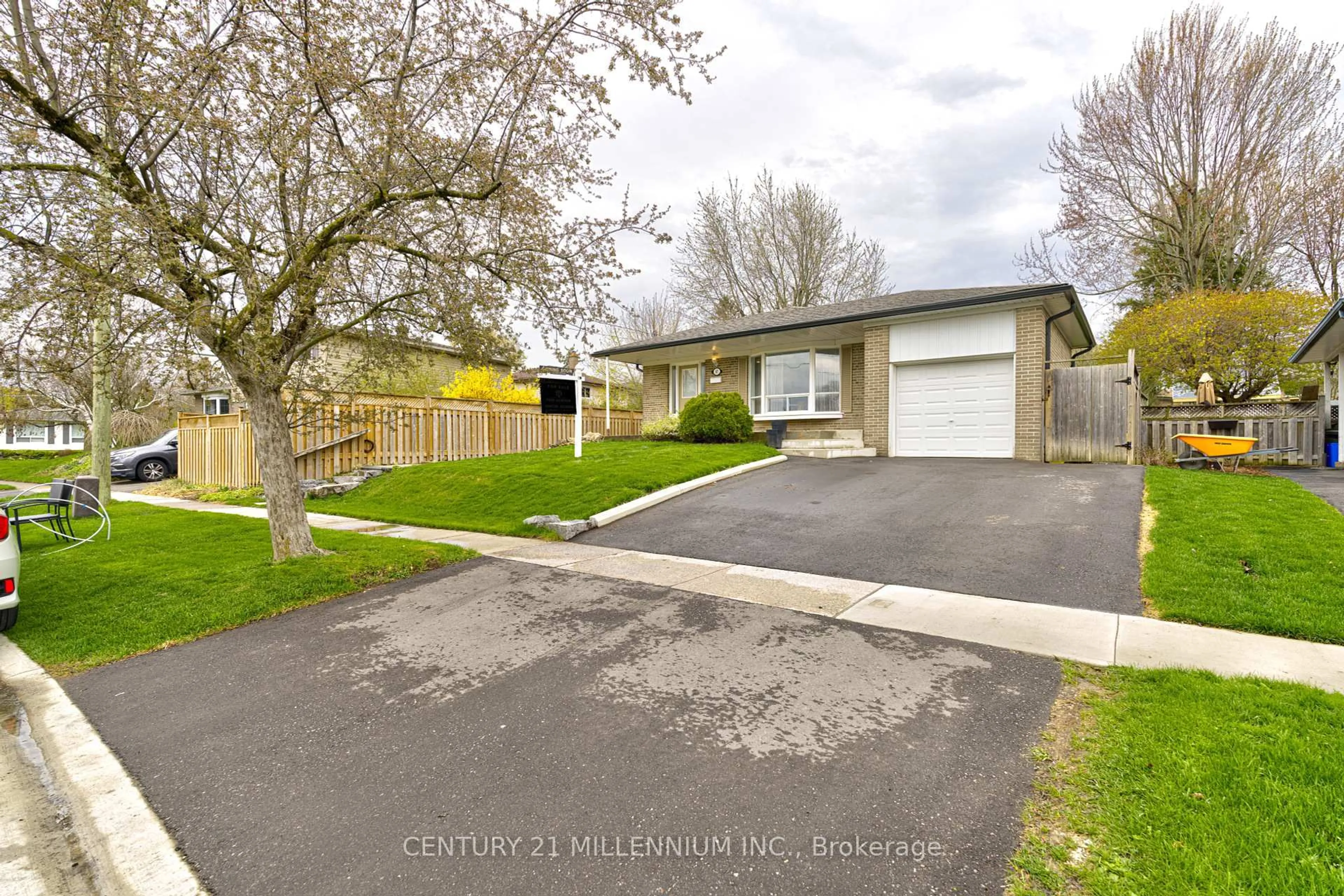A pic from outside/outdoor area/front of a property/back of a property/a pic from drone, street for 87 Pennington Cres, Halton Hills Ontario L7G 4L4