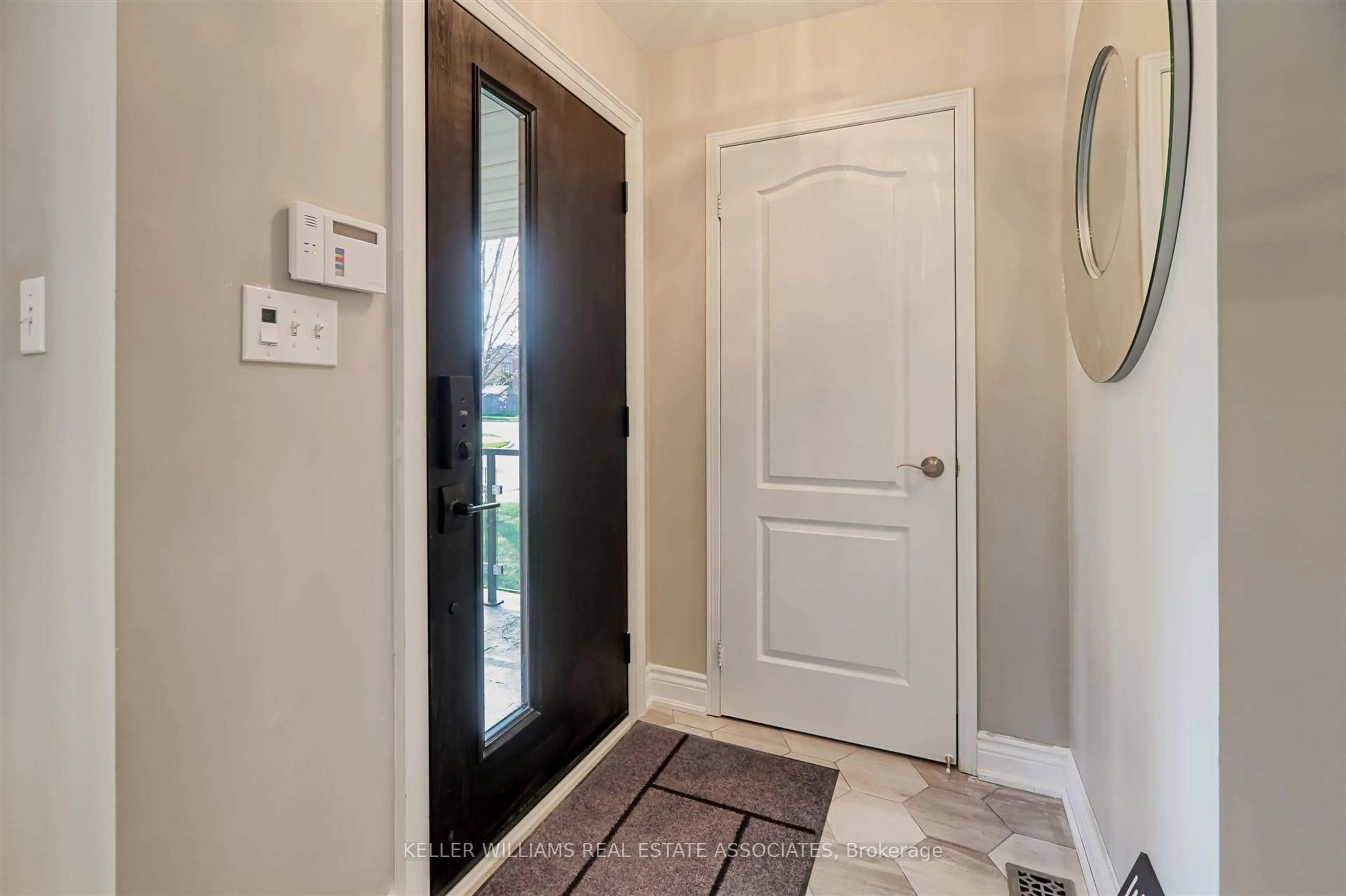 Indoor entryway for 2193 Crestmont Dr, Oakville Ontario L6M 5A6