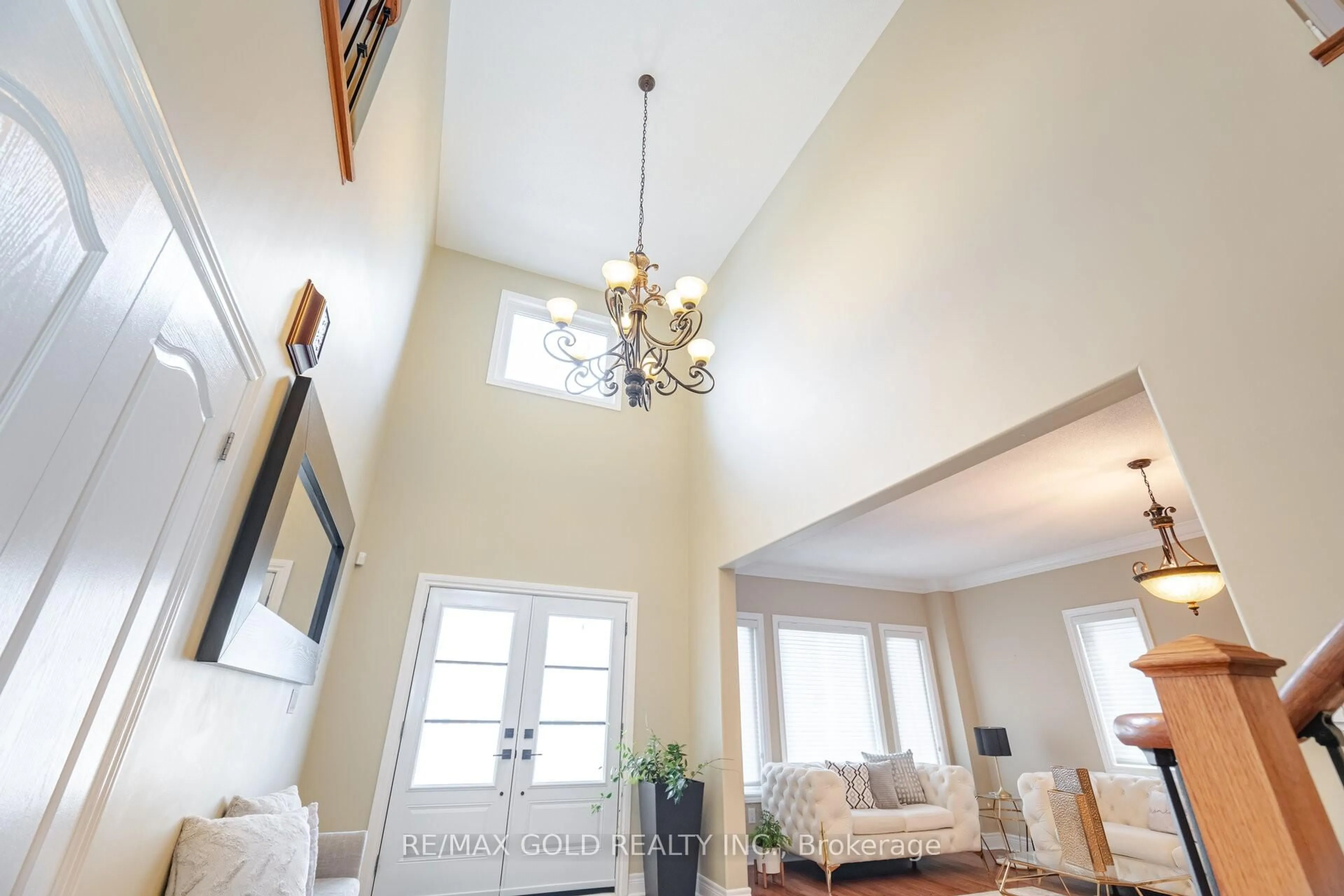 Indoor entryway for 59 Saint Hubert Dr, Brampton Ontario L6P 1Y5