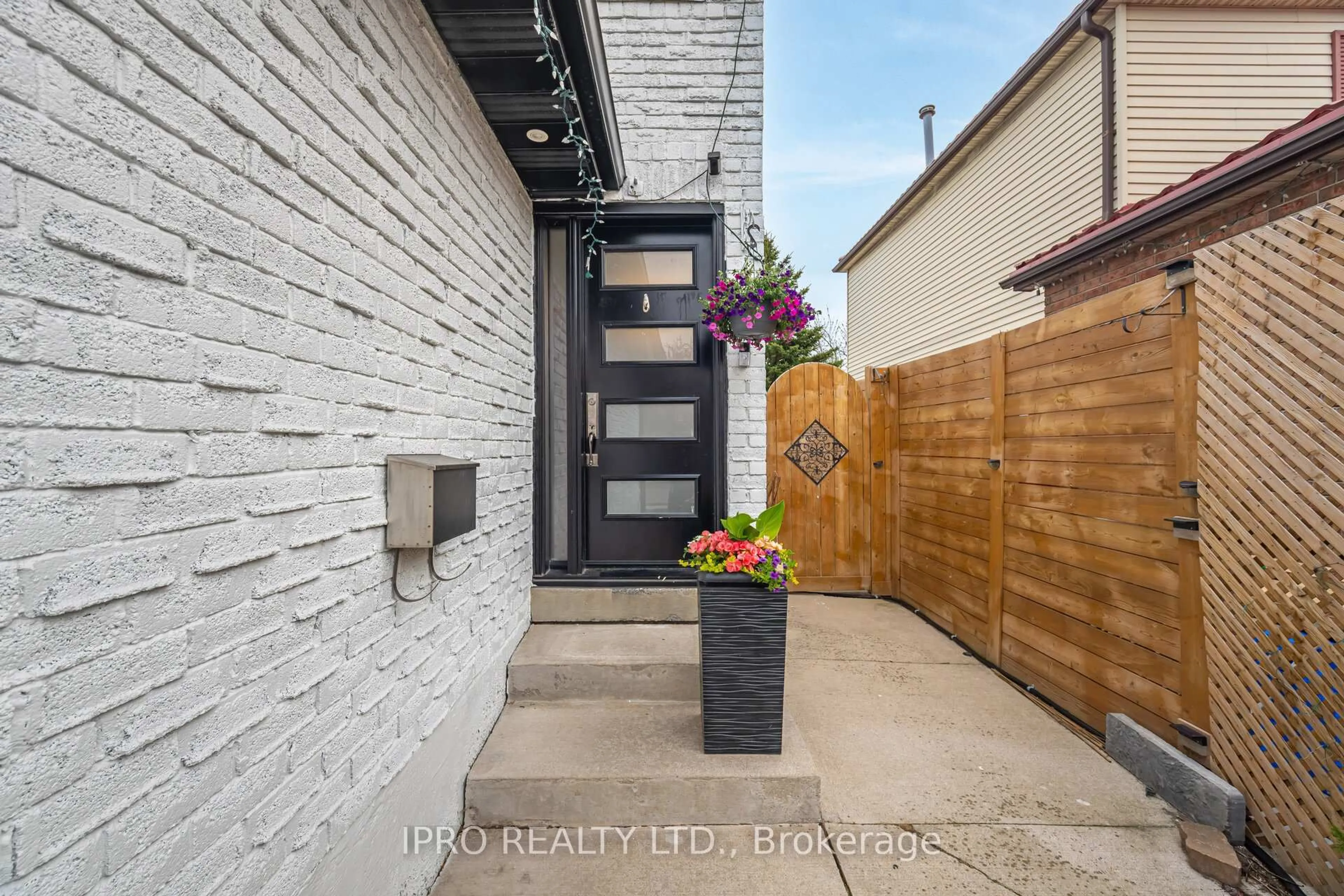 Unknown for 738 Greycedar Cres, Mississauga Ontario L4W 3J8