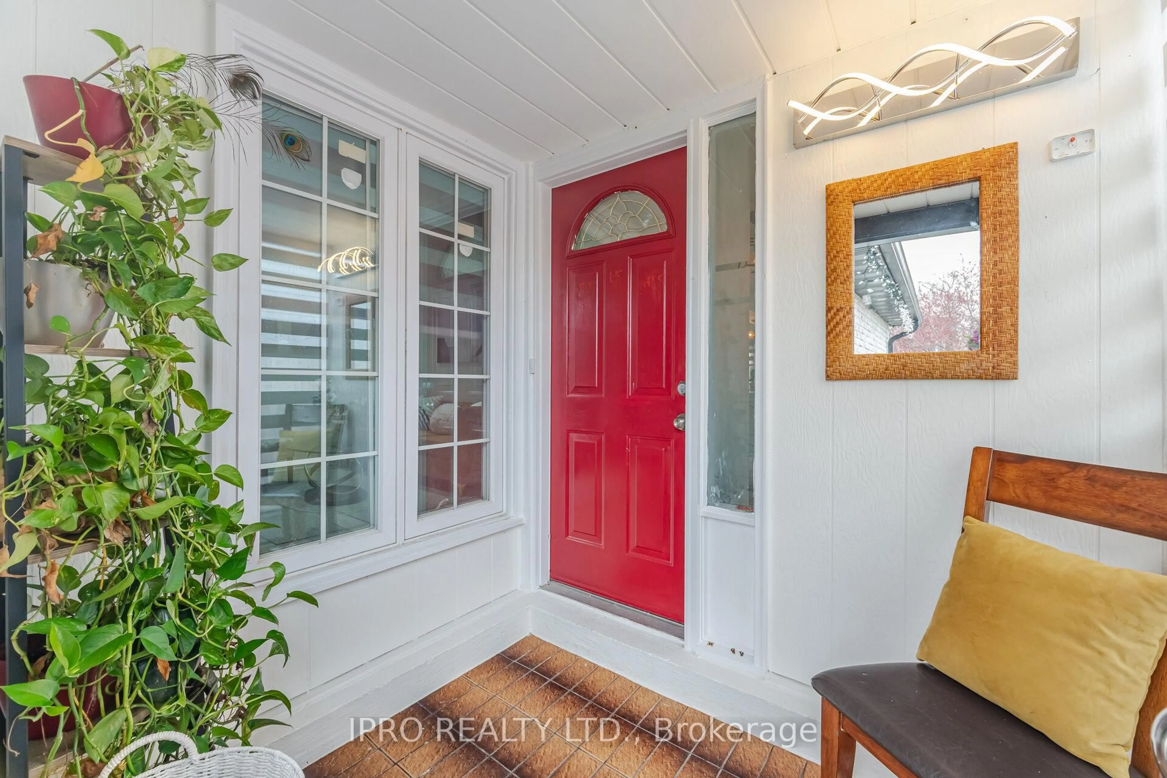 Indoor entryway for 738 Greycedar Cres, Mississauga Ontario L4W 3J8
