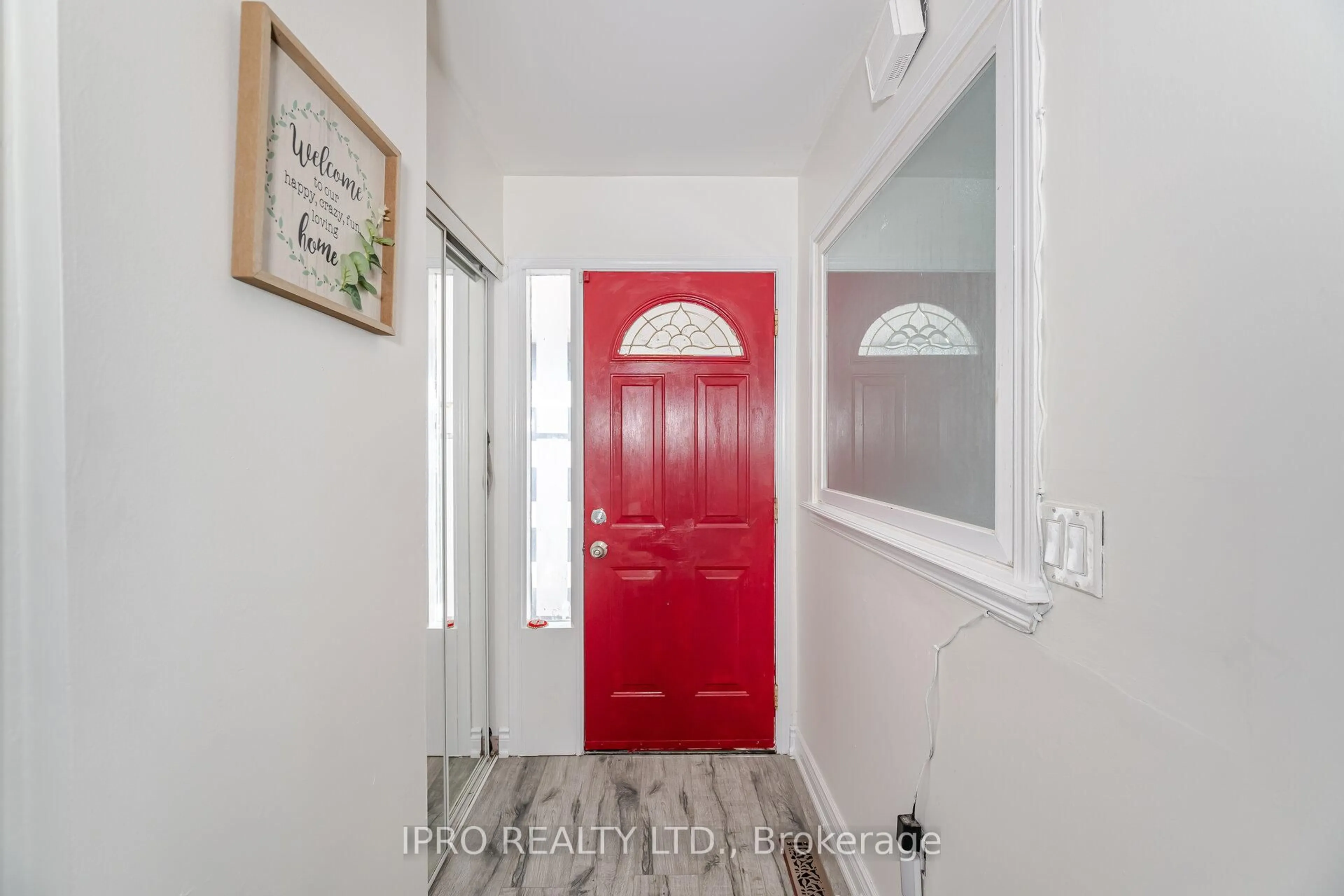 Indoor entryway for 738 Greycedar Cres, Mississauga Ontario L4W 3J8