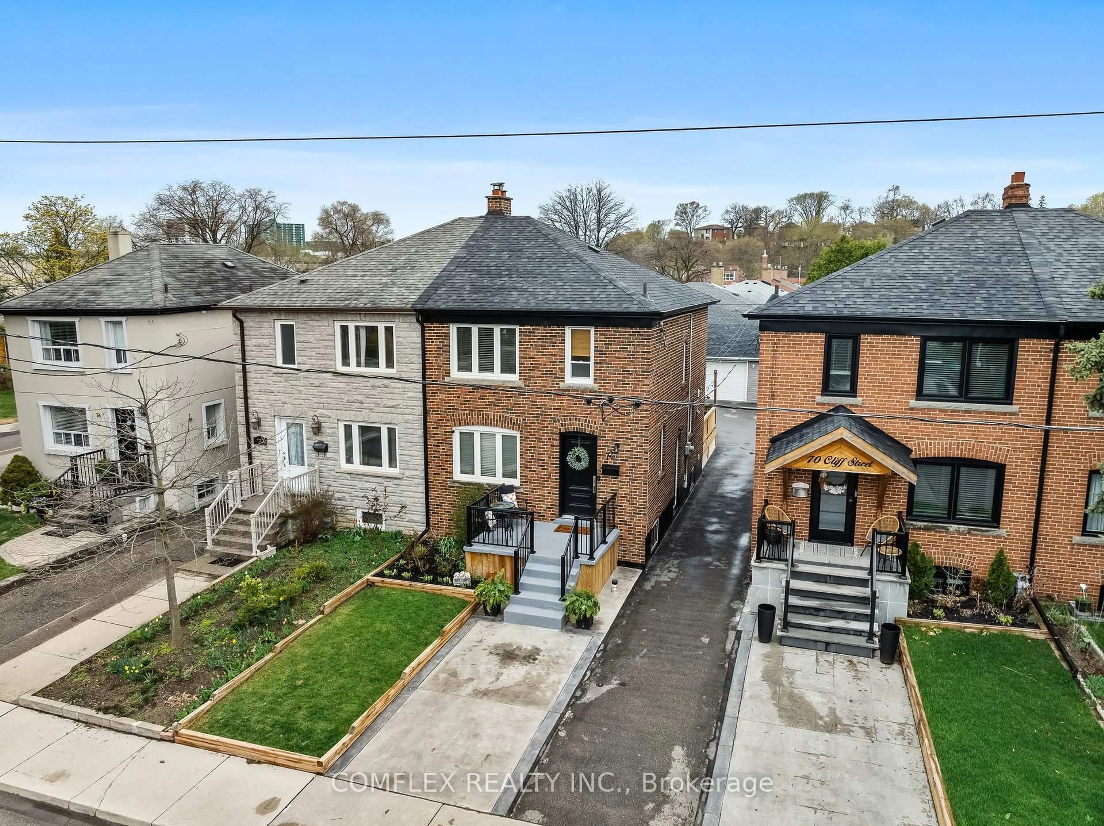 A pic from outside/outdoor area/front of a property/back of a property/a pic from drone, street for 72 Cliff St, Toronto Ontario M6N 4M1