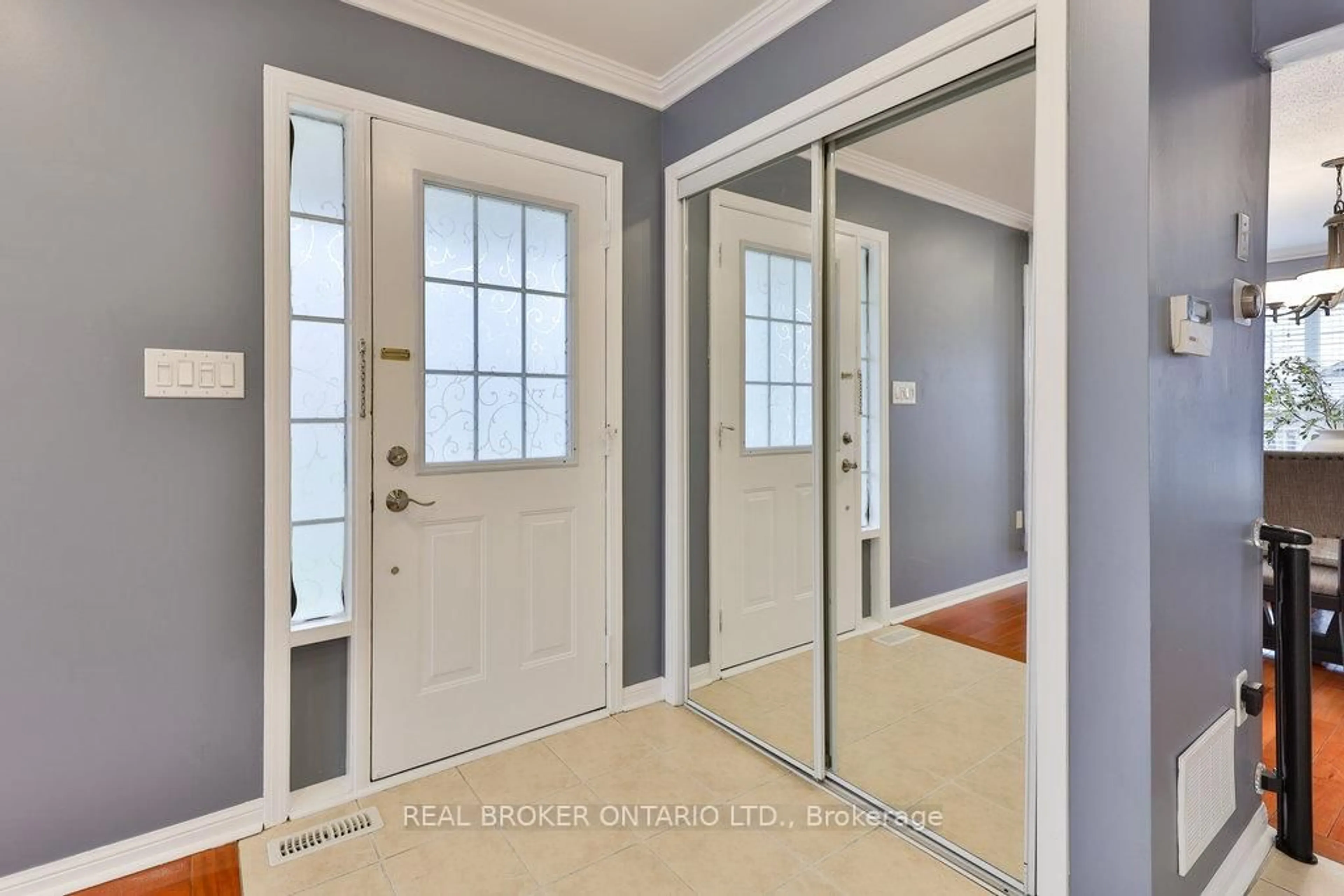 Indoor entryway for 681 Thompson Rd, Milton Ontario L9T 6A6