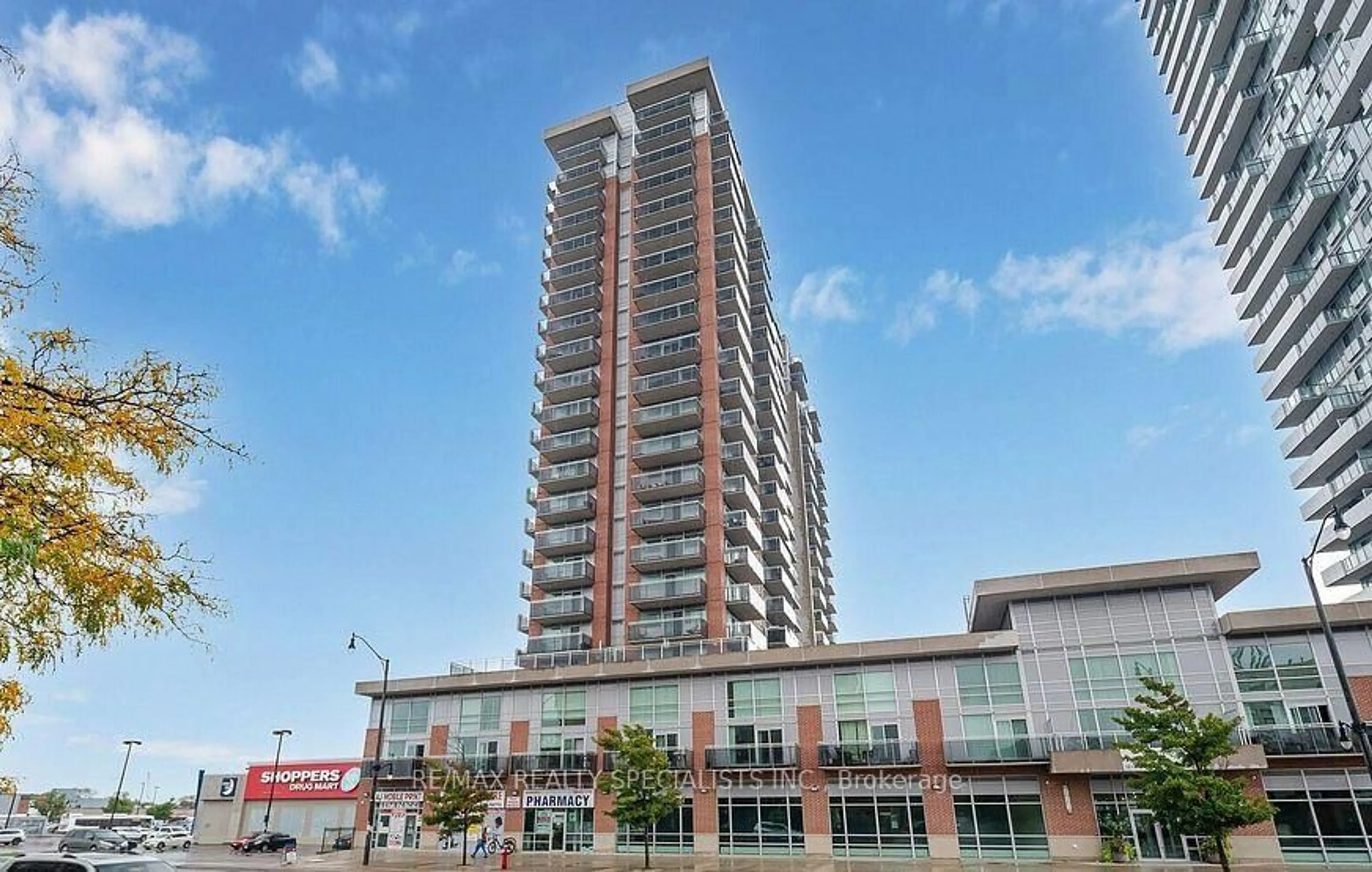 Indoor foyer for 215 Queen St #1103, Brampton Ontario L6W 0A9