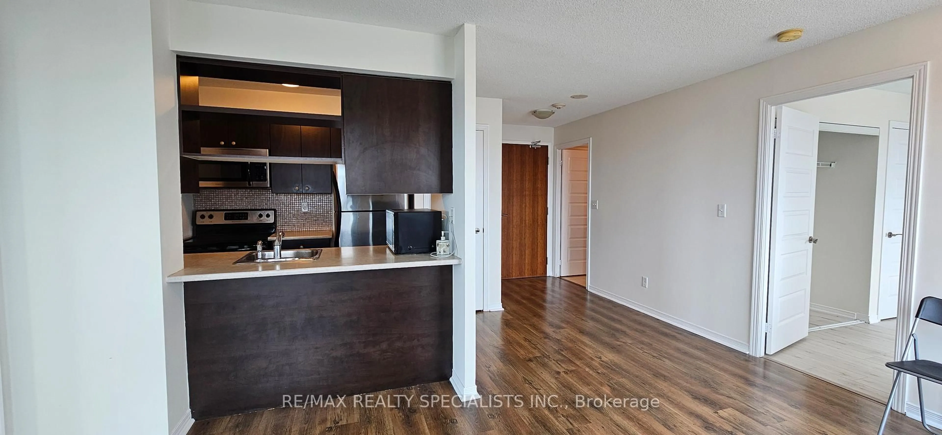 Standard kitchen, wood/laminate floor for 215 Queen St #1103, Brampton Ontario L6W 0A9