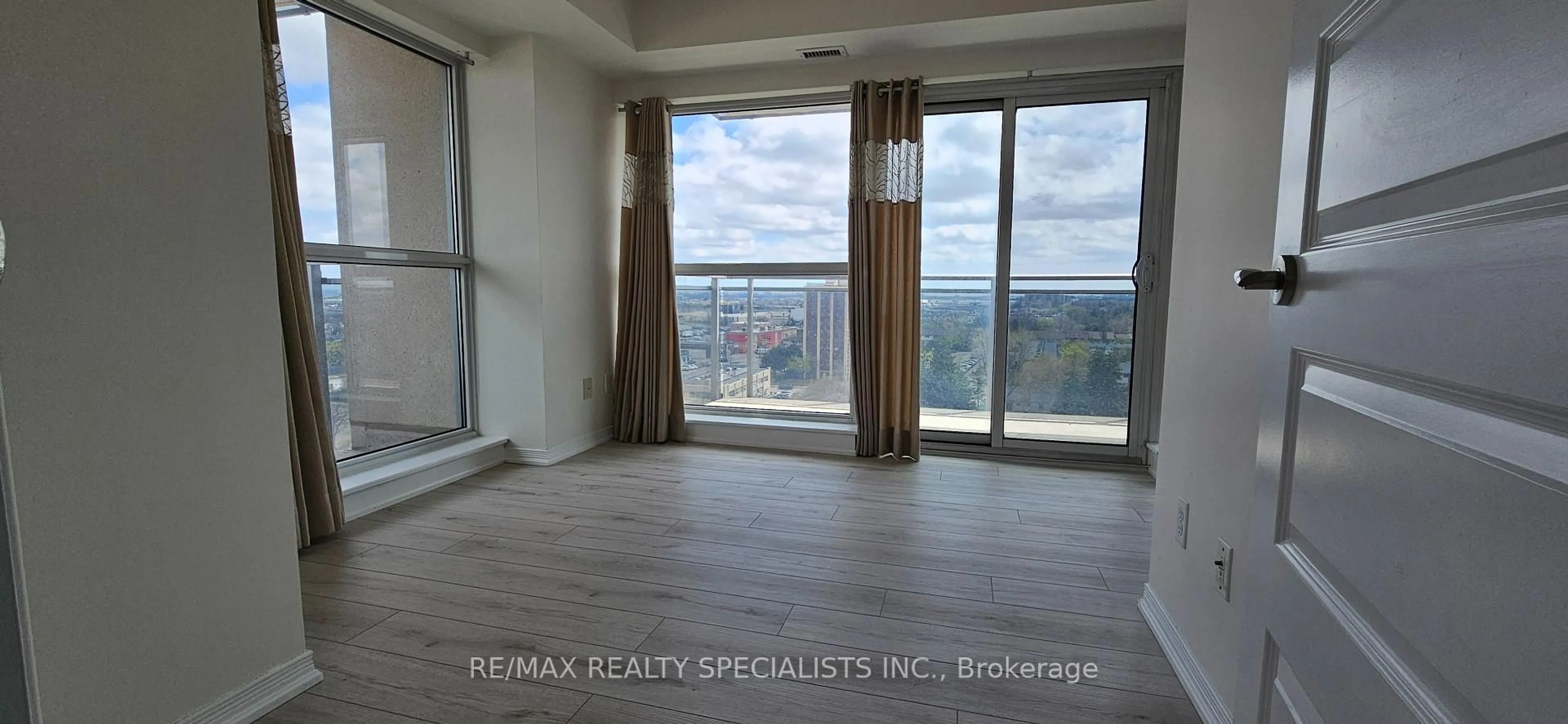 A pic of a room for 215 Queen St #1103, Brampton Ontario L6W 0A9
