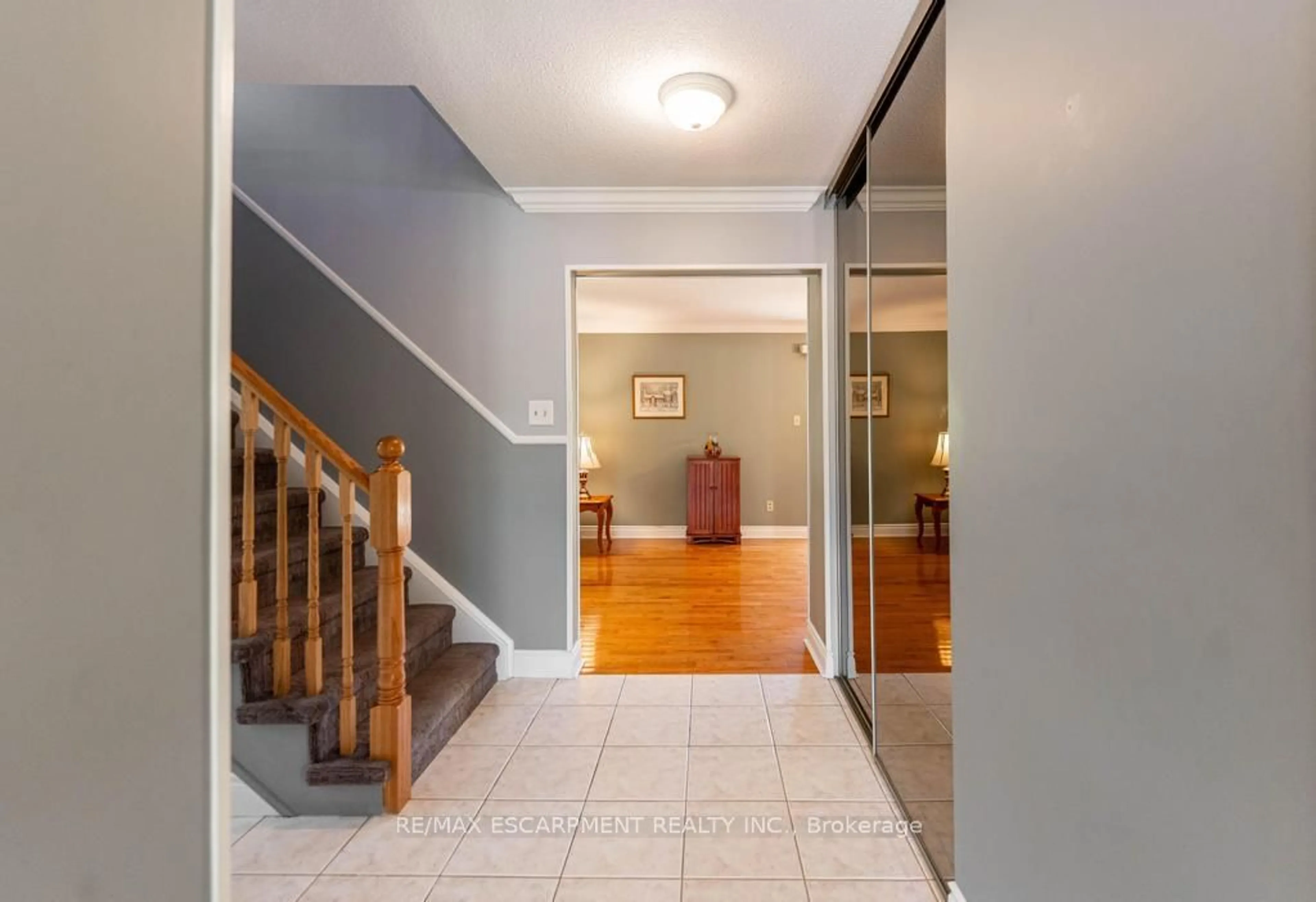 Indoor foyer for 3994 Taffey Cres, Mississauga Ontario L5L 2A7