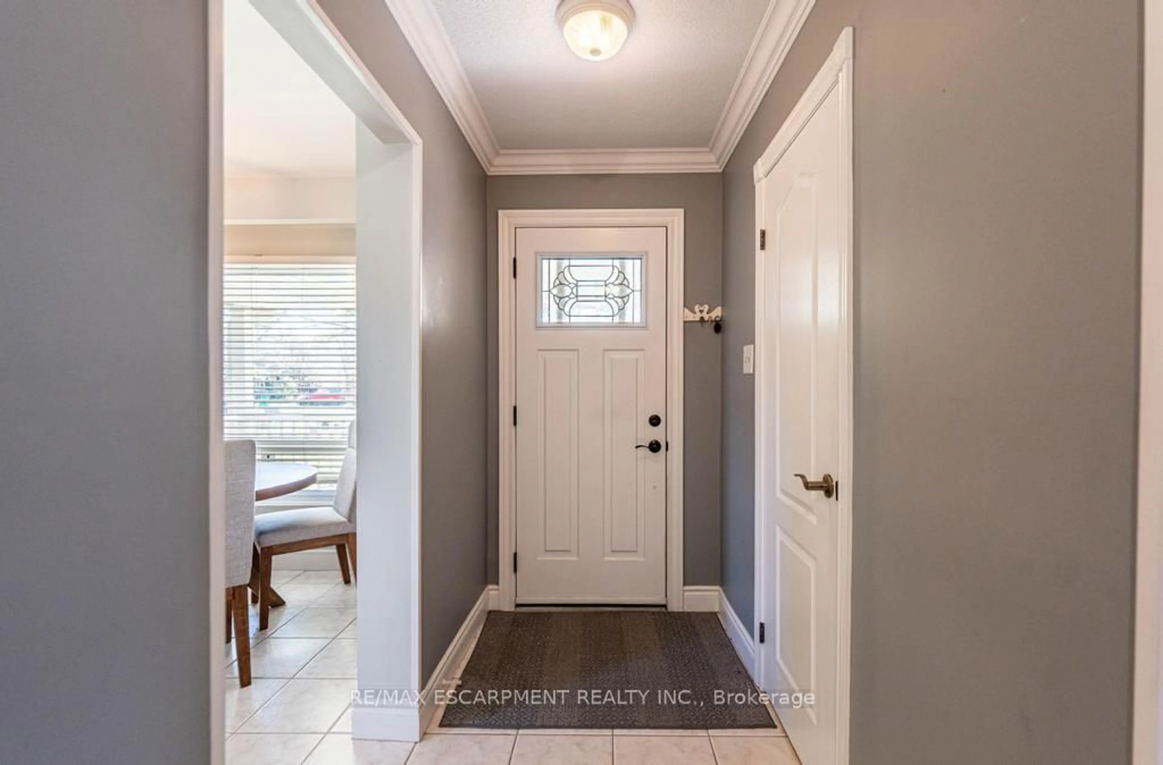 Indoor entryway for 3994 Taffey Cres, Mississauga Ontario L5L 2A7