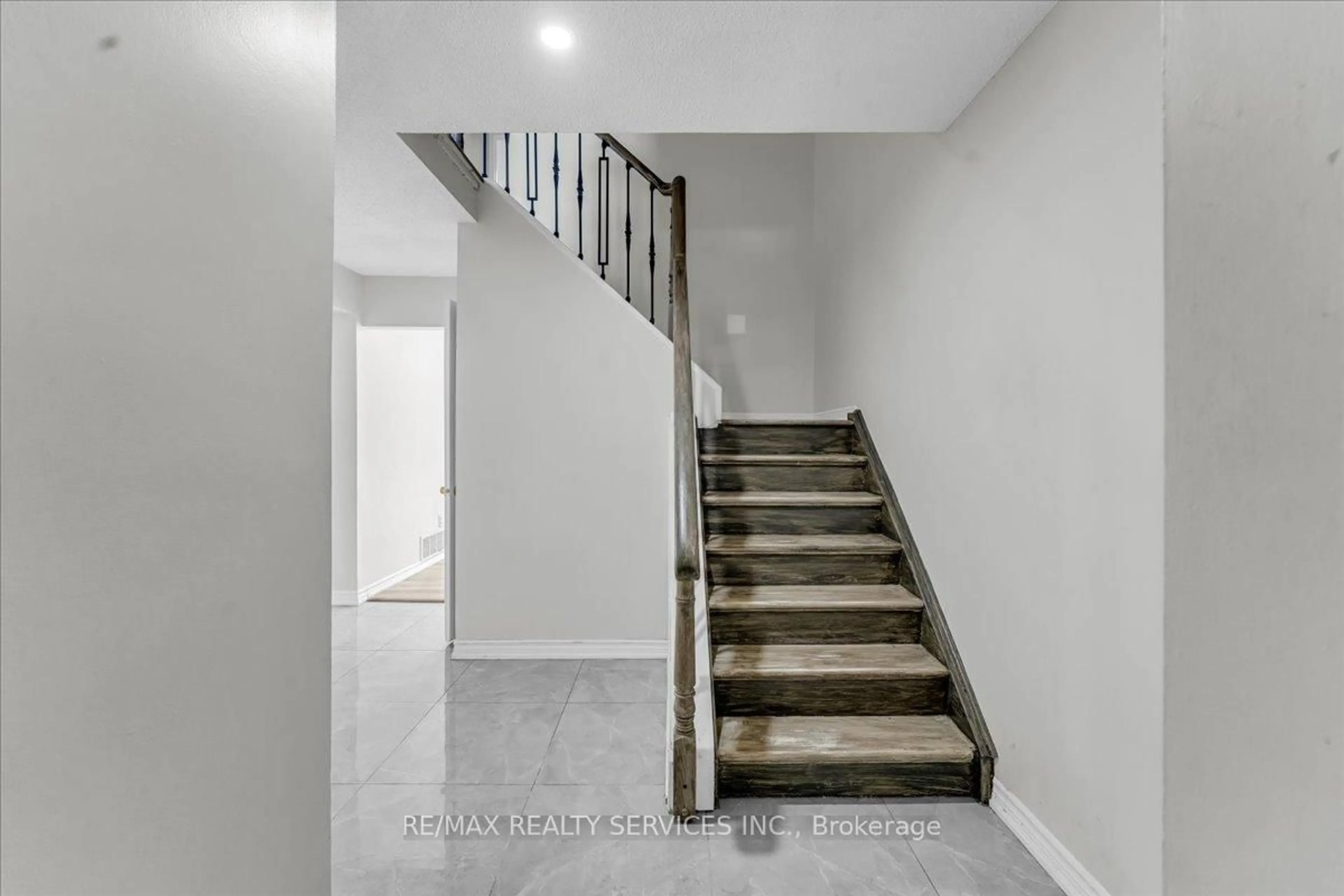 Stairs for 188 Simmons Blvd, Brampton Ontario L6V 3W4