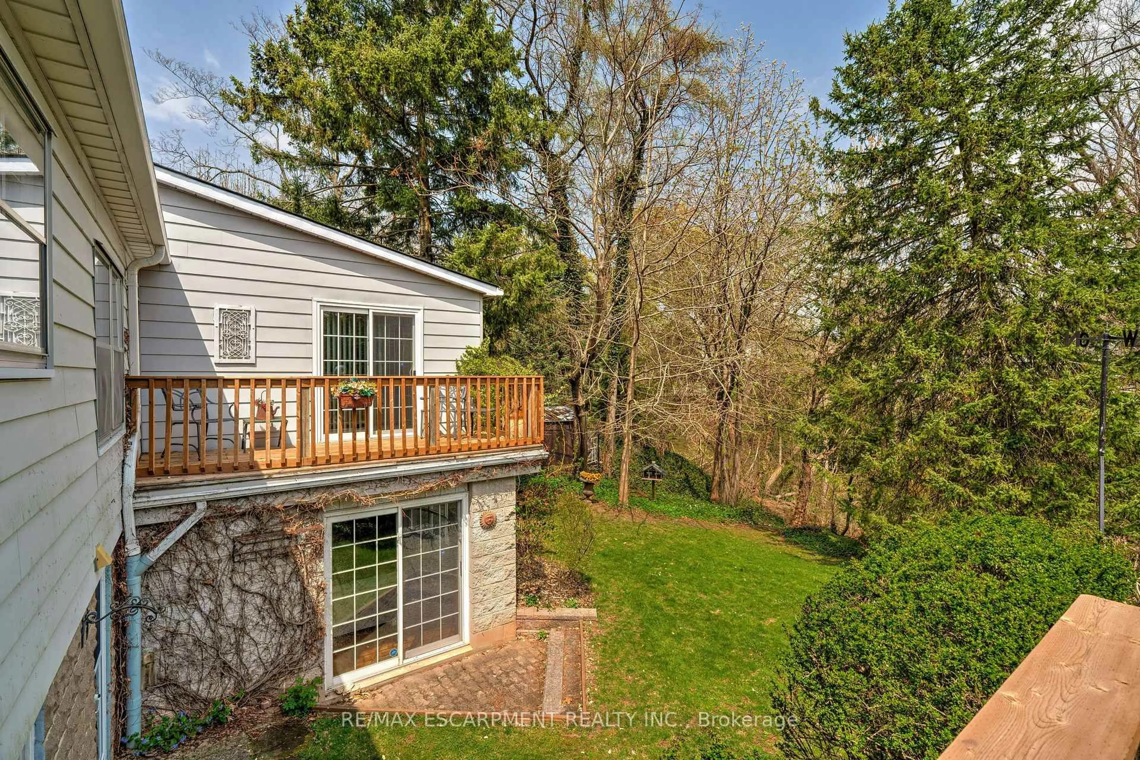Patio, water/lake/river/ocean view for 847 FOREST GLEN Ave, Burlington Ontario L7T 2L1