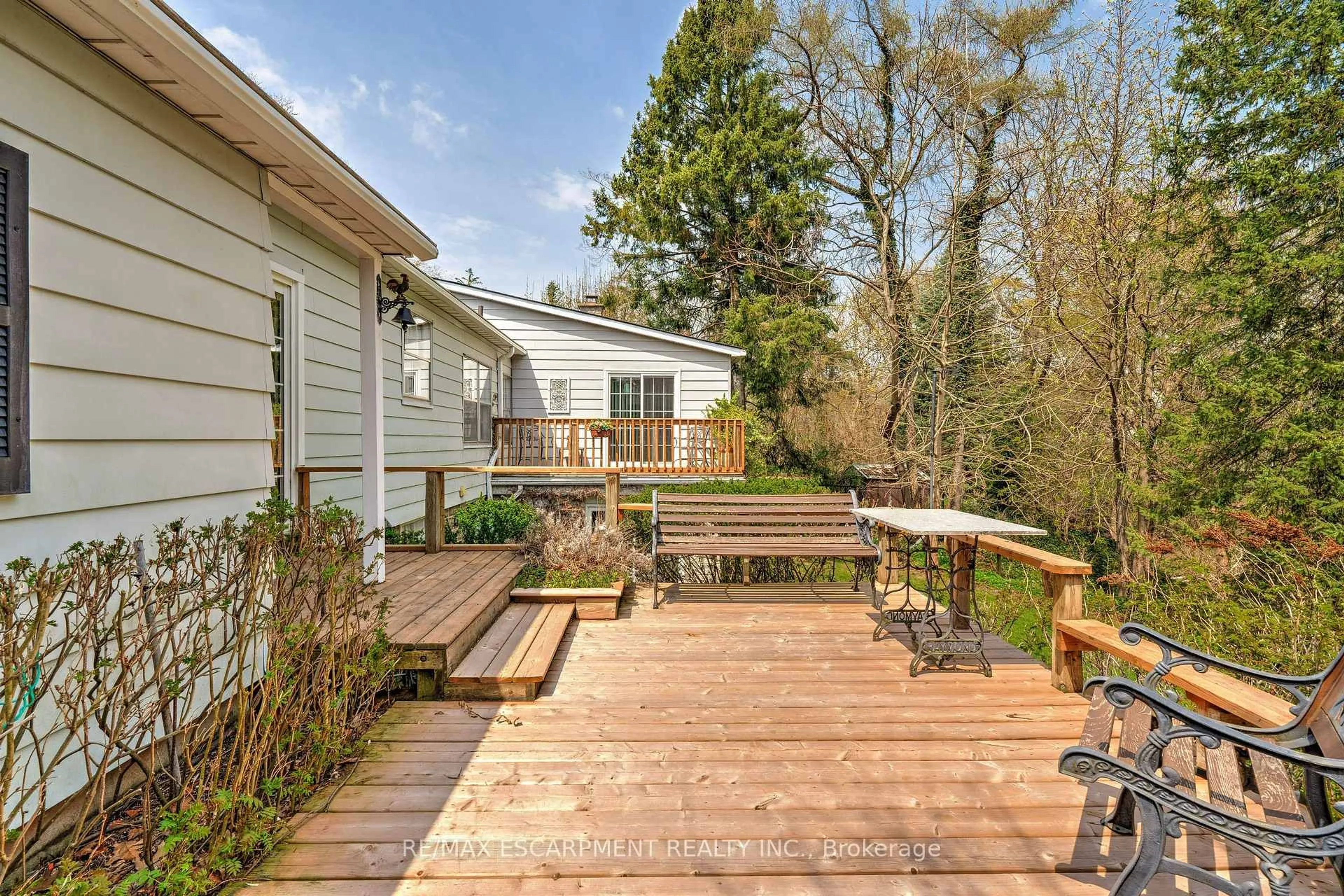 Patio, unknown for 847 FOREST GLEN Ave, Burlington Ontario L7T 2L1