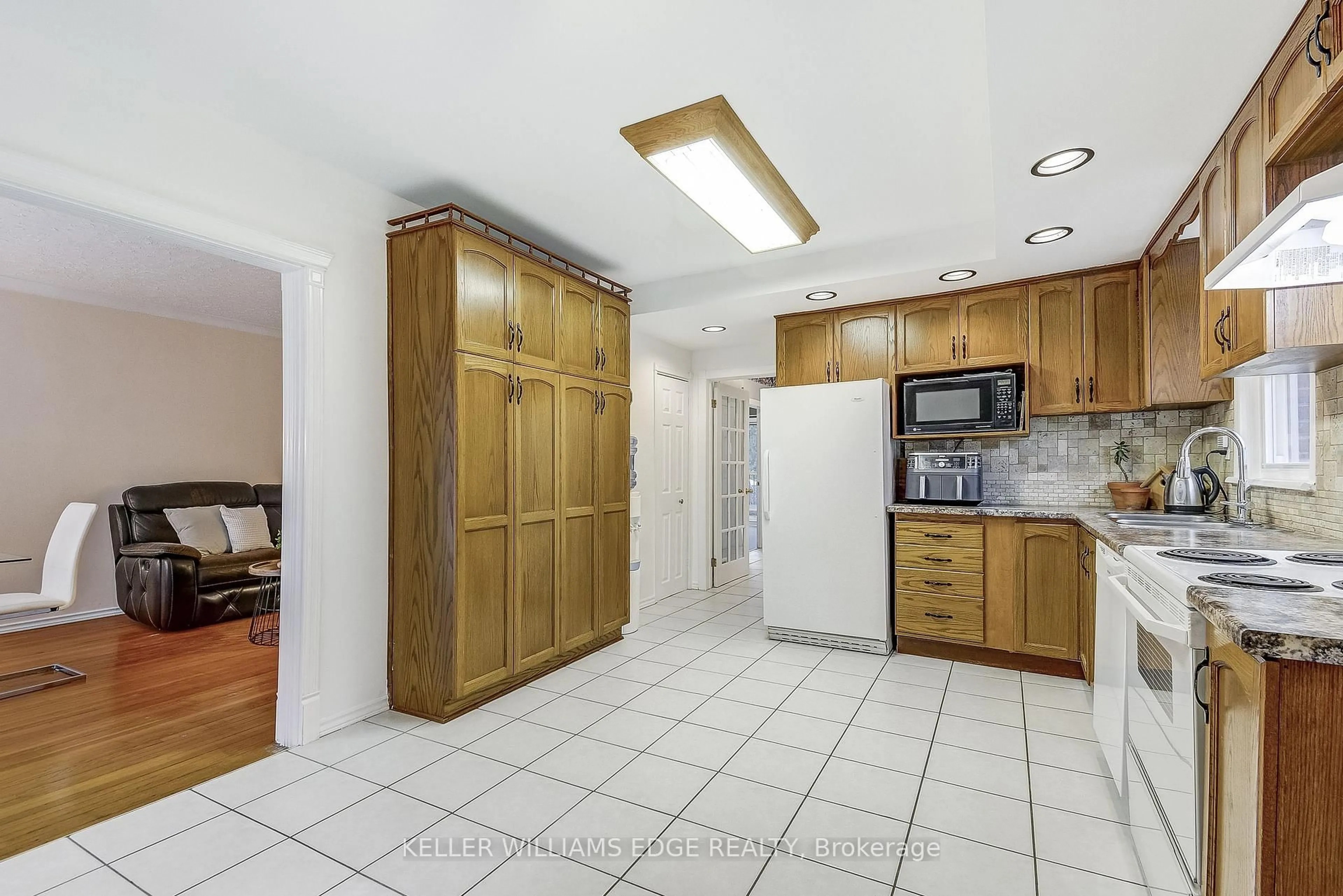 Standard kitchen, ceramic/tile floor for 1470 Fisher Ave, Burlington Ontario L7P 2L8