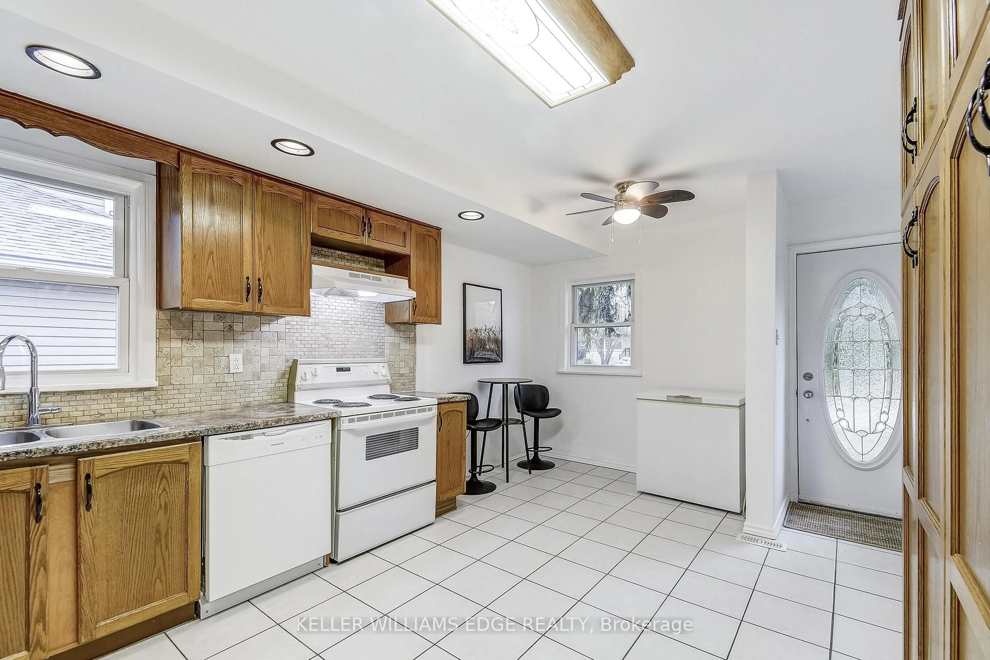 Standard kitchen, ceramic/tile floor for 1470 Fisher Ave, Burlington Ontario L7P 2L8