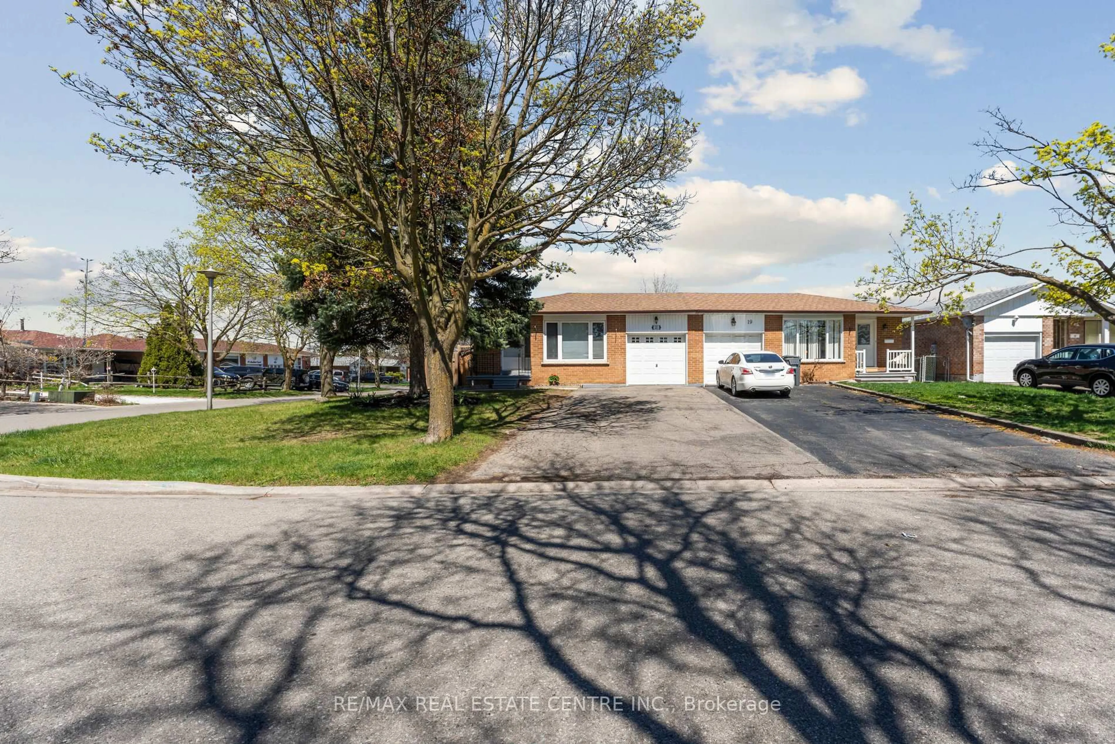 A pic from outside/outdoor area/front of a property/back of a property/a pic from drone, street for 21 Marchbank Cres, Brampton Ontario L6S 3A7