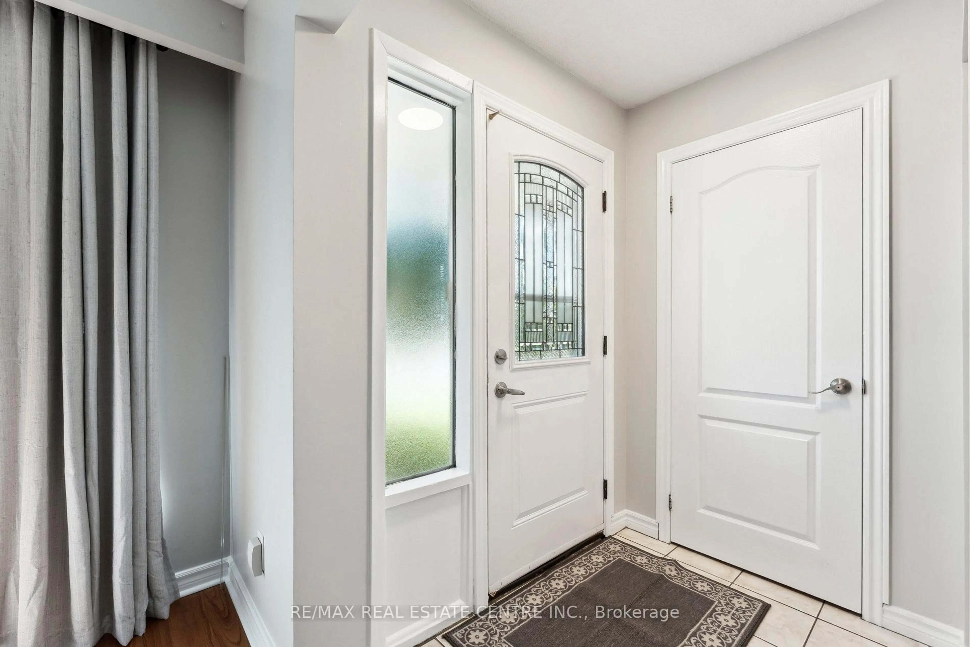 Indoor entryway for 21 Marchbank Cres, Brampton Ontario L6S 3A7