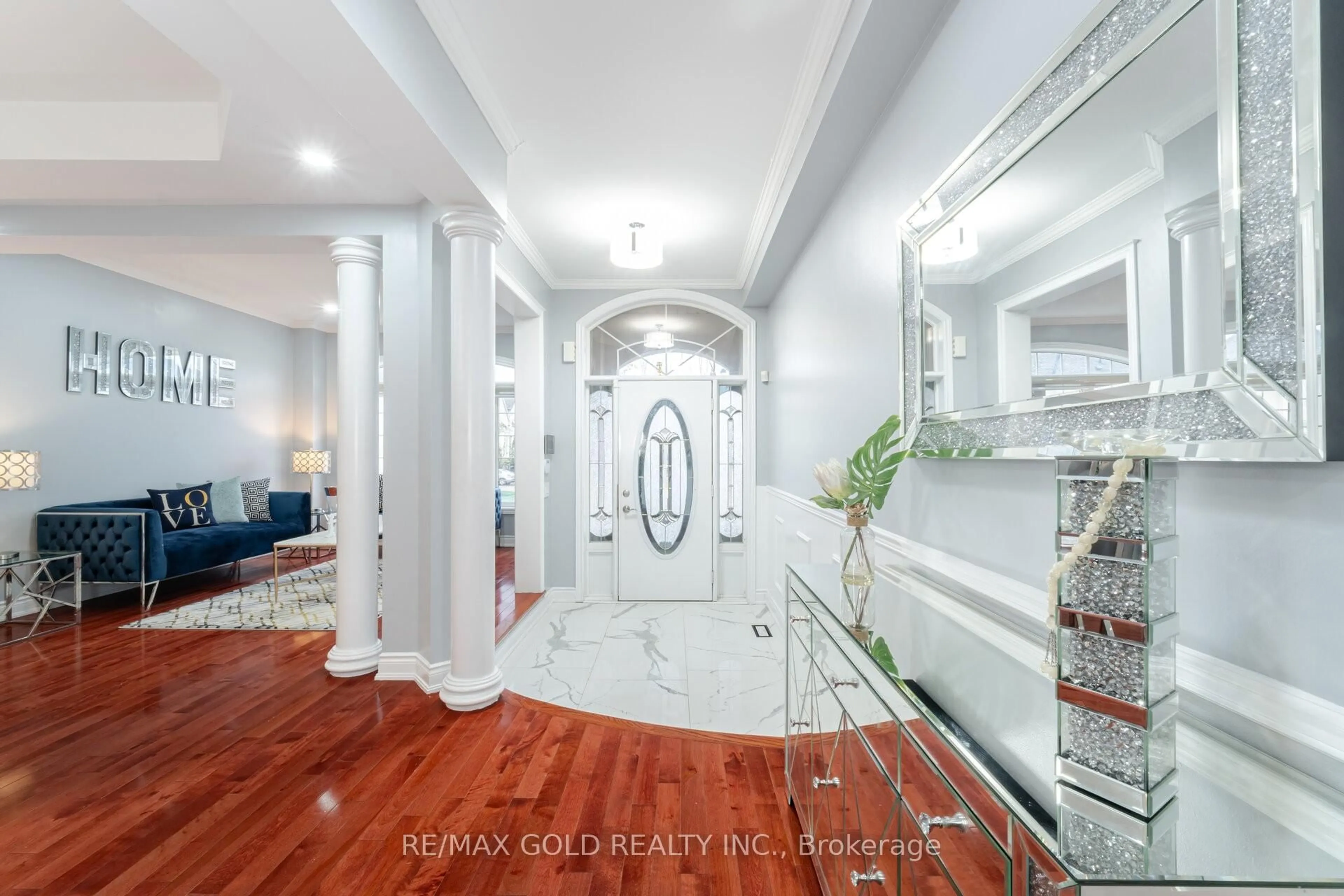Indoor entryway for 44 Eaglesprings Cres, Brampton Ontario L6P 2W2