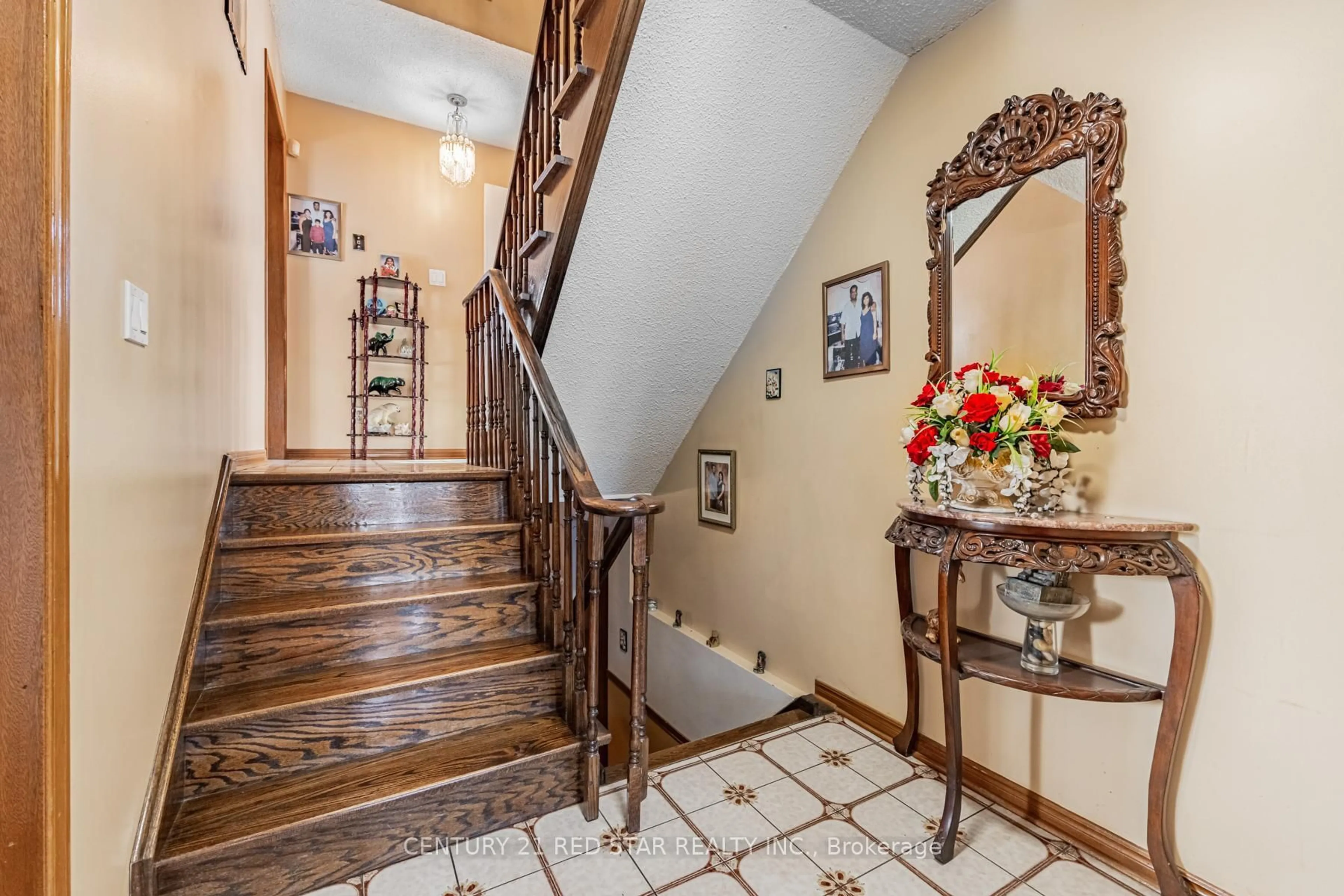 Indoor foyer for 151 Cabernet Circ, Toronto Ontario M9V 4Y7