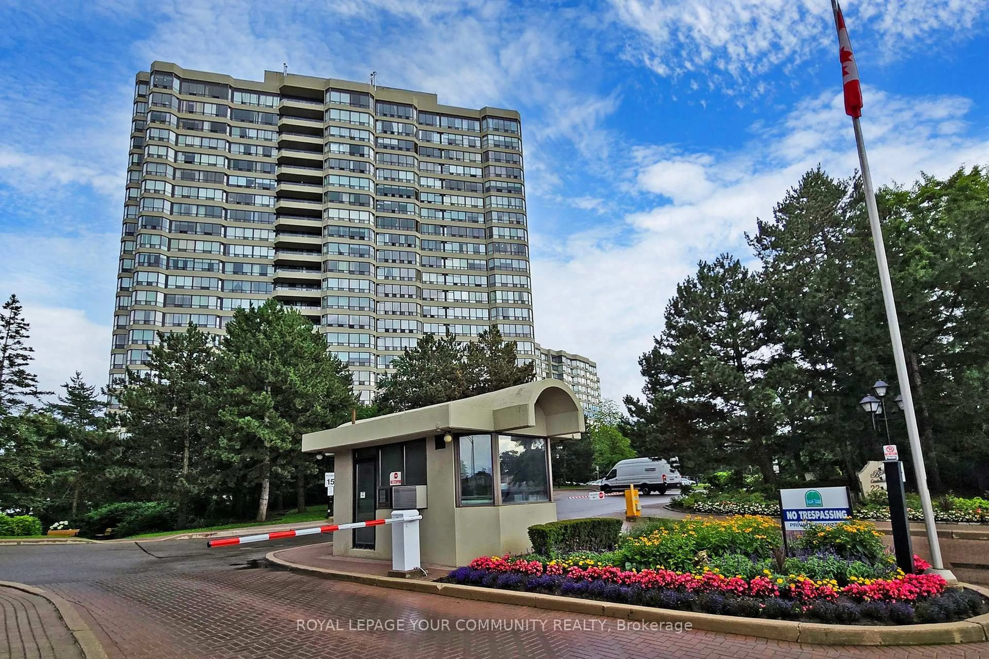Indoor foyer for 24 Hanover Rd #404, Brampton Ontario L6S 5K8