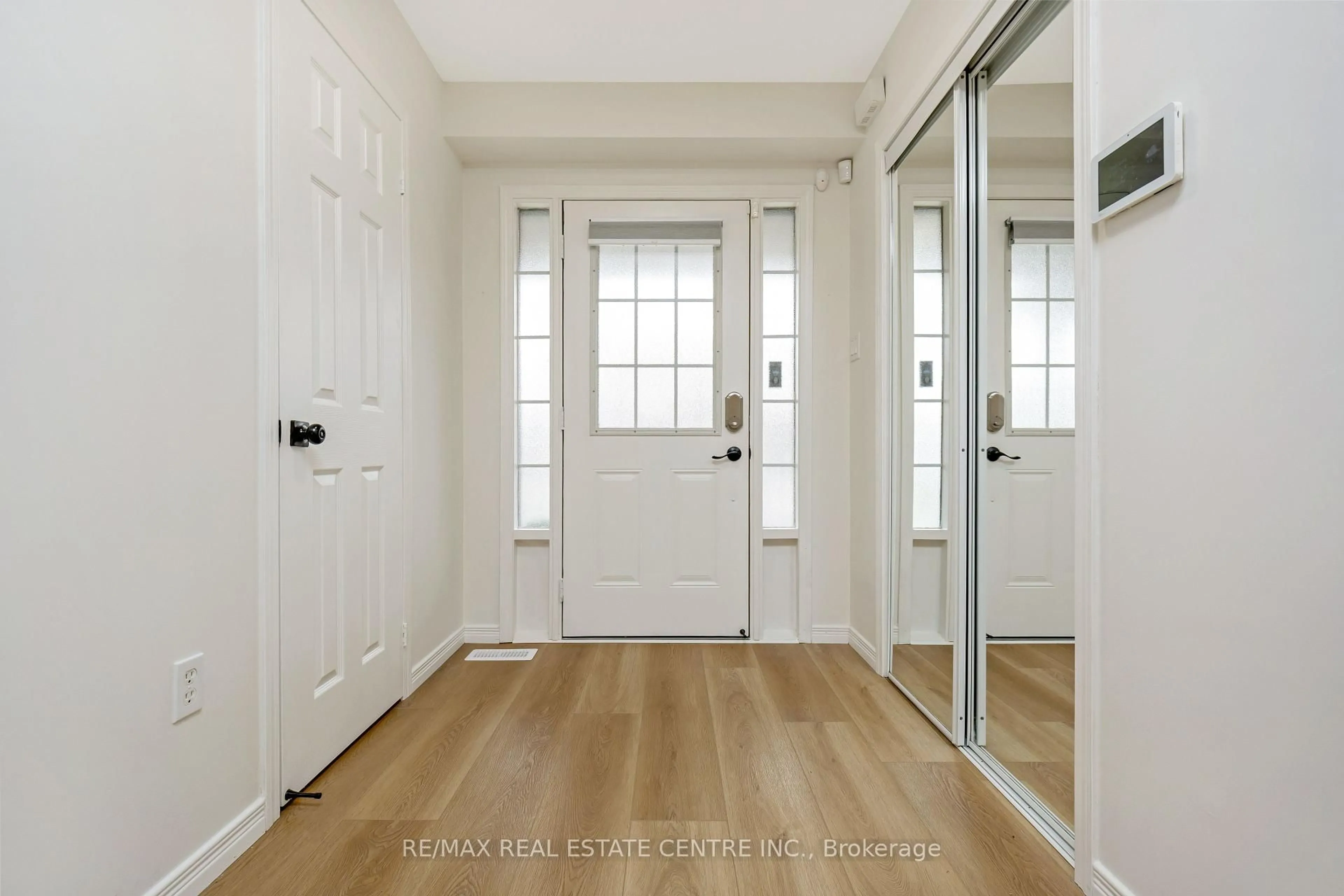 Indoor entryway for 367 Hobbs Cres, Milton Ontario L9T 0J2
