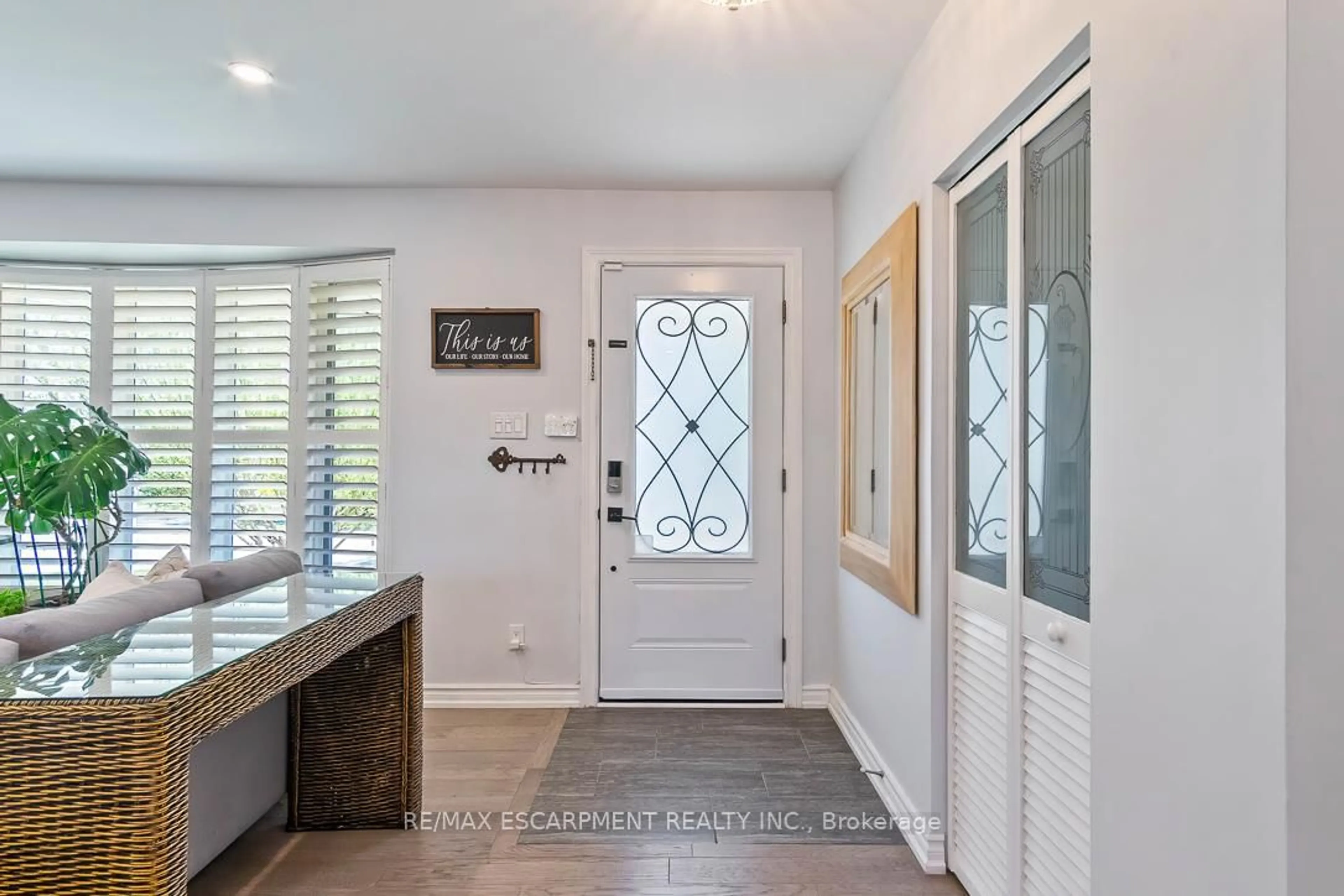 Indoor entryway for 1351 EPTON Cres, Mississauga Ontario L5J 1R9