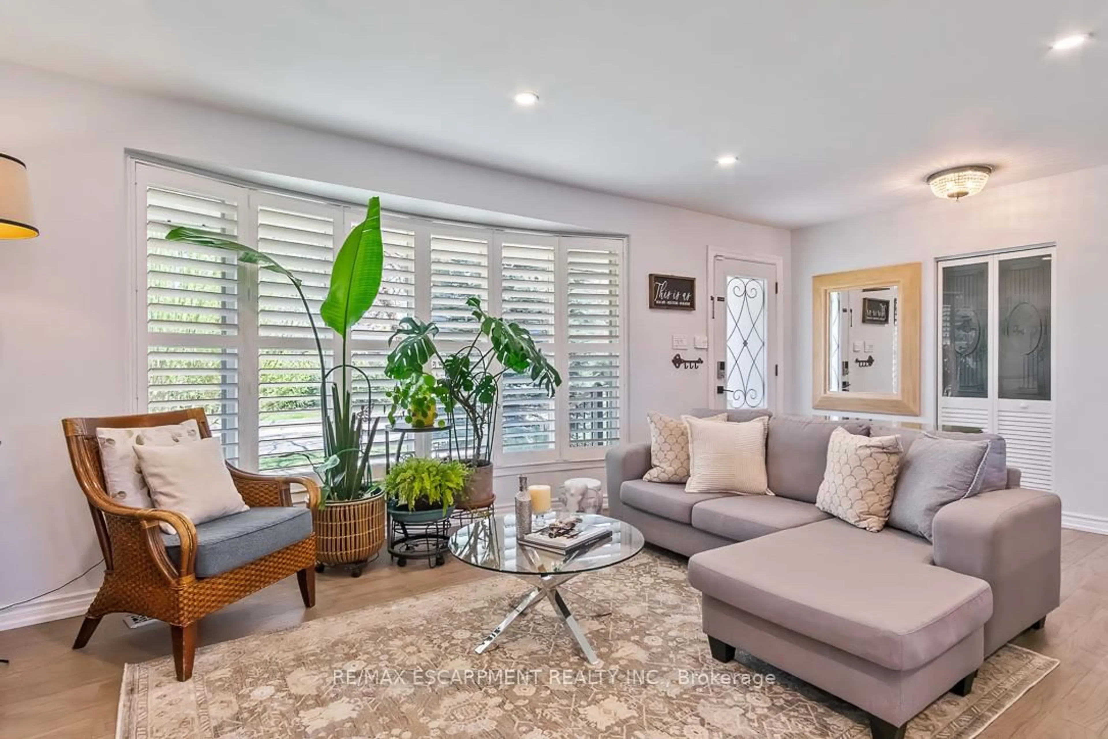 Living room with furniture, unknown for 1351 EPTON Cres, Mississauga Ontario L5J 1R9
