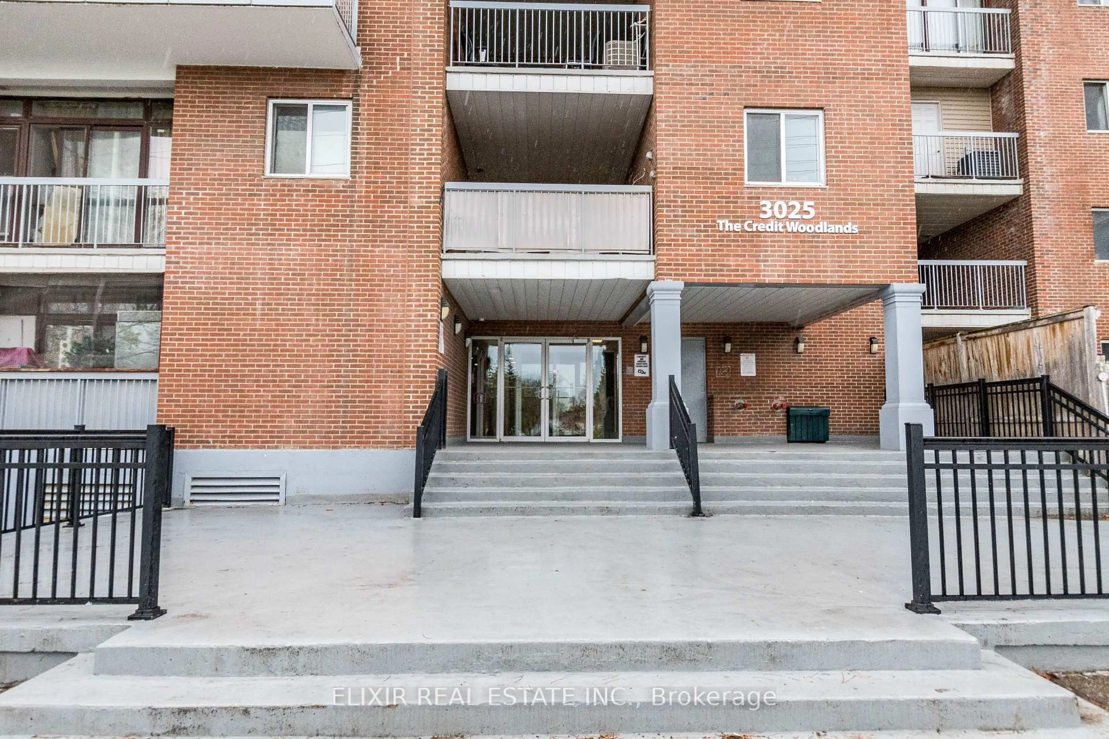 Indoor foyer for 3025 The Credit Woodlands Dr #336, Mississauga Ontario L5C 2V3