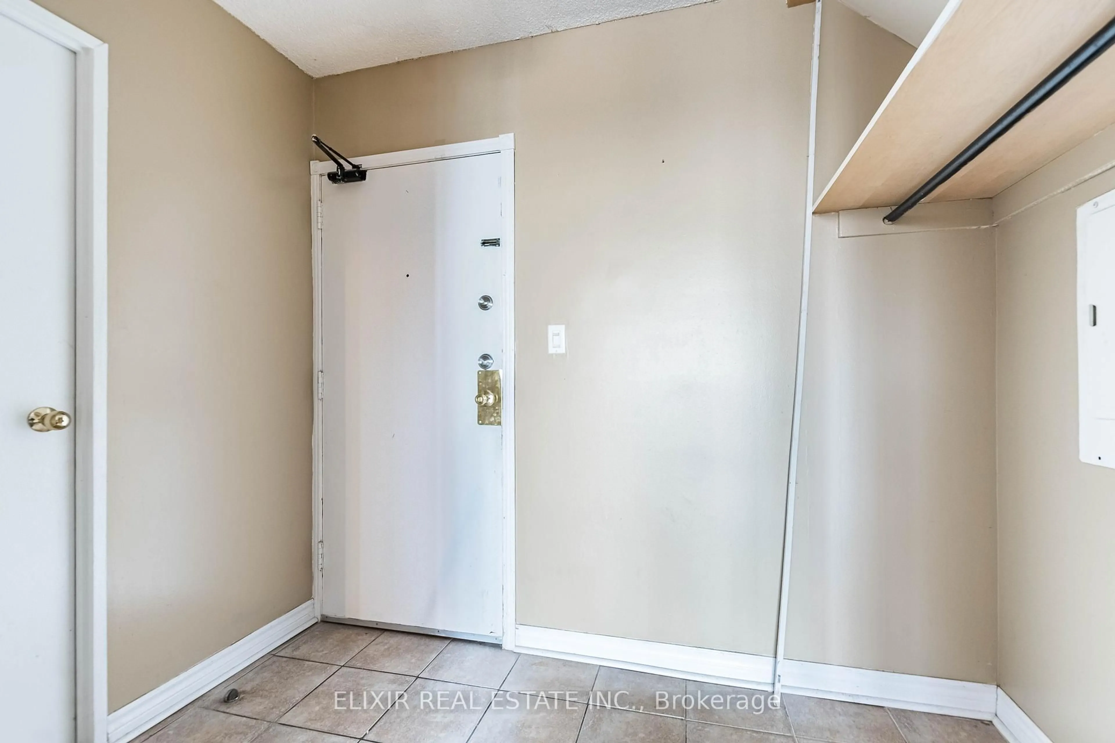 Indoor entryway for 3025 The Credit Woodlands Dr #336, Mississauga Ontario L5C 2V3