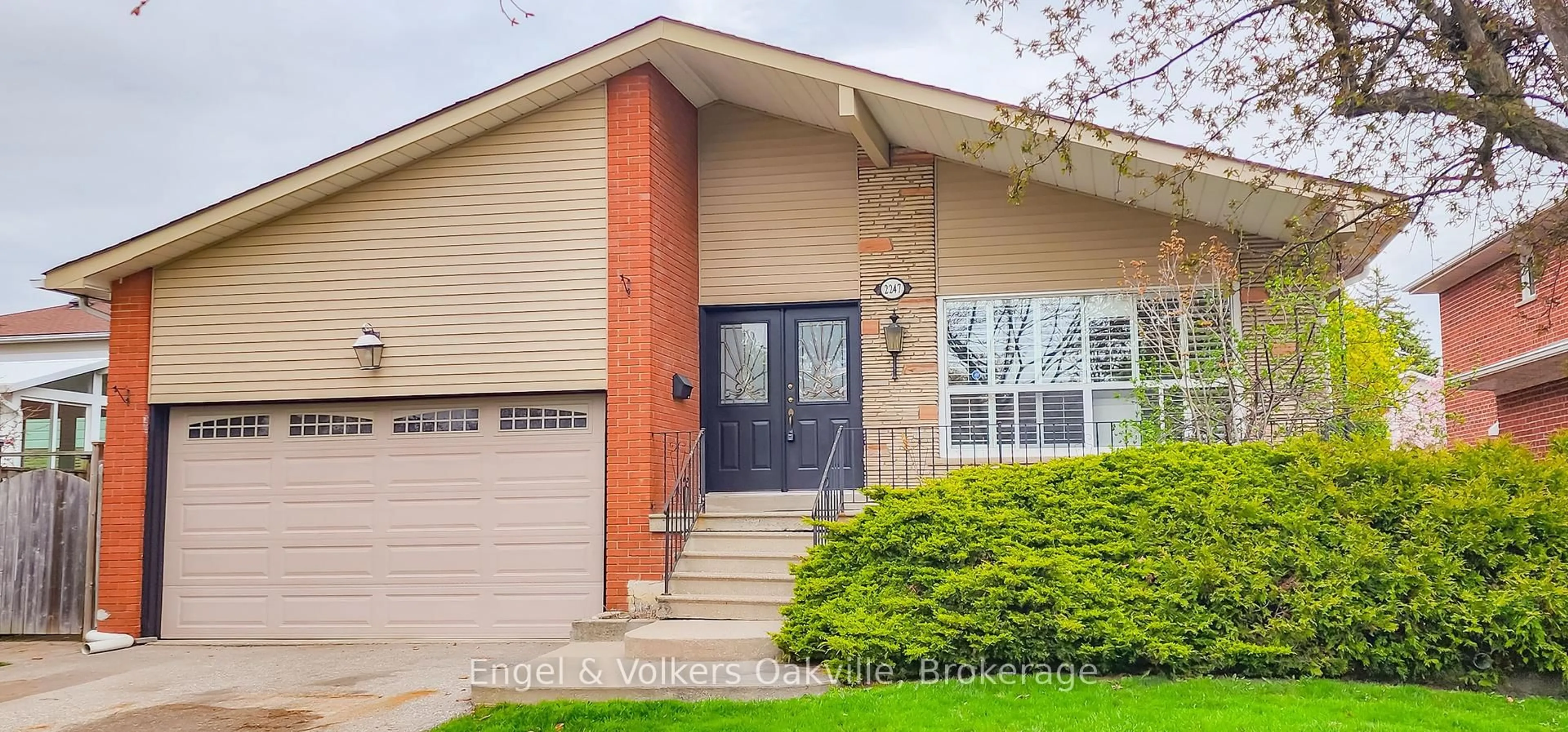 Home with brick exterior material, street for 2247 Malden Crt, Mississauga Ontario L5K 1W4