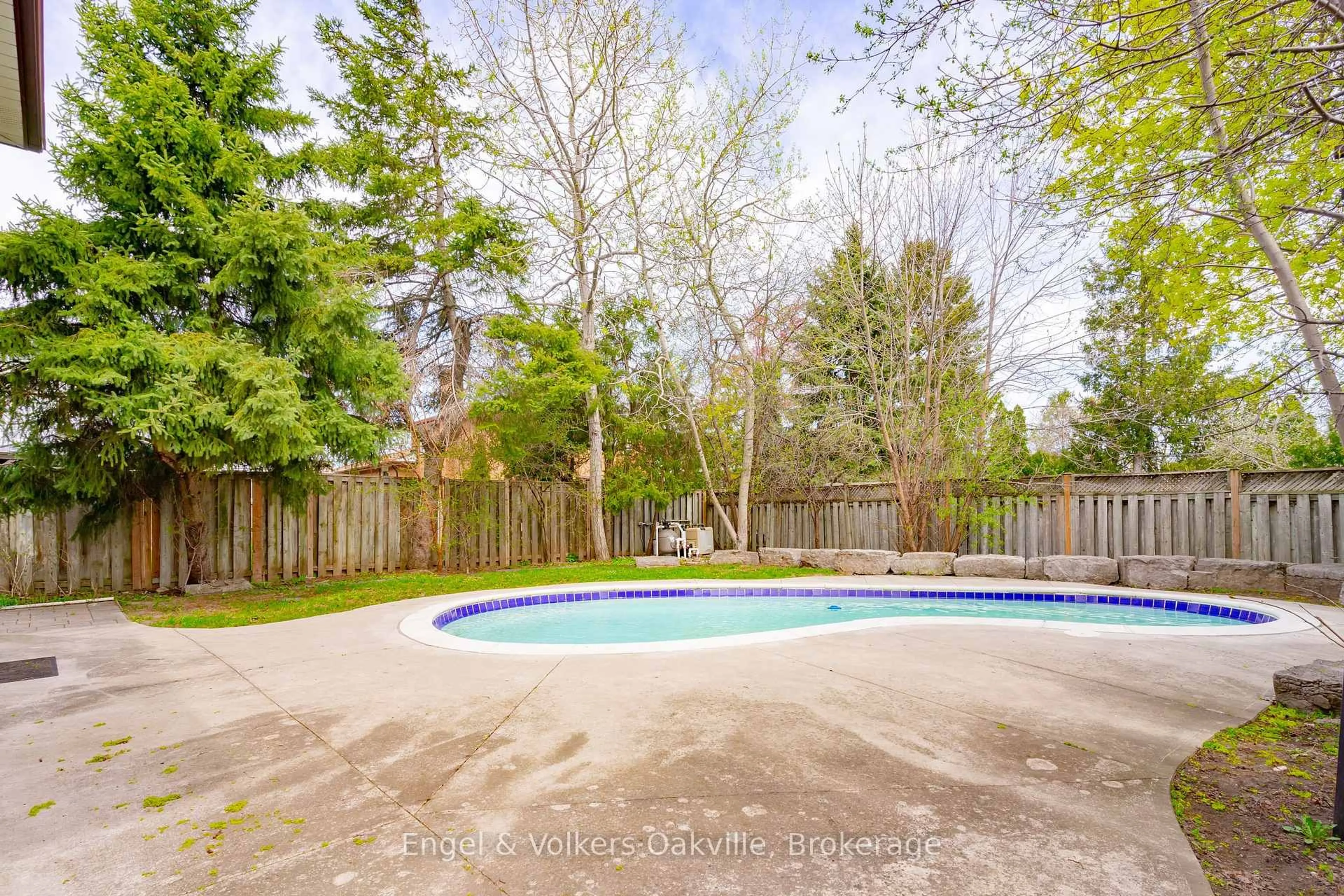 Pool for 2247 Malden Crt, Mississauga Ontario L5K 1W4