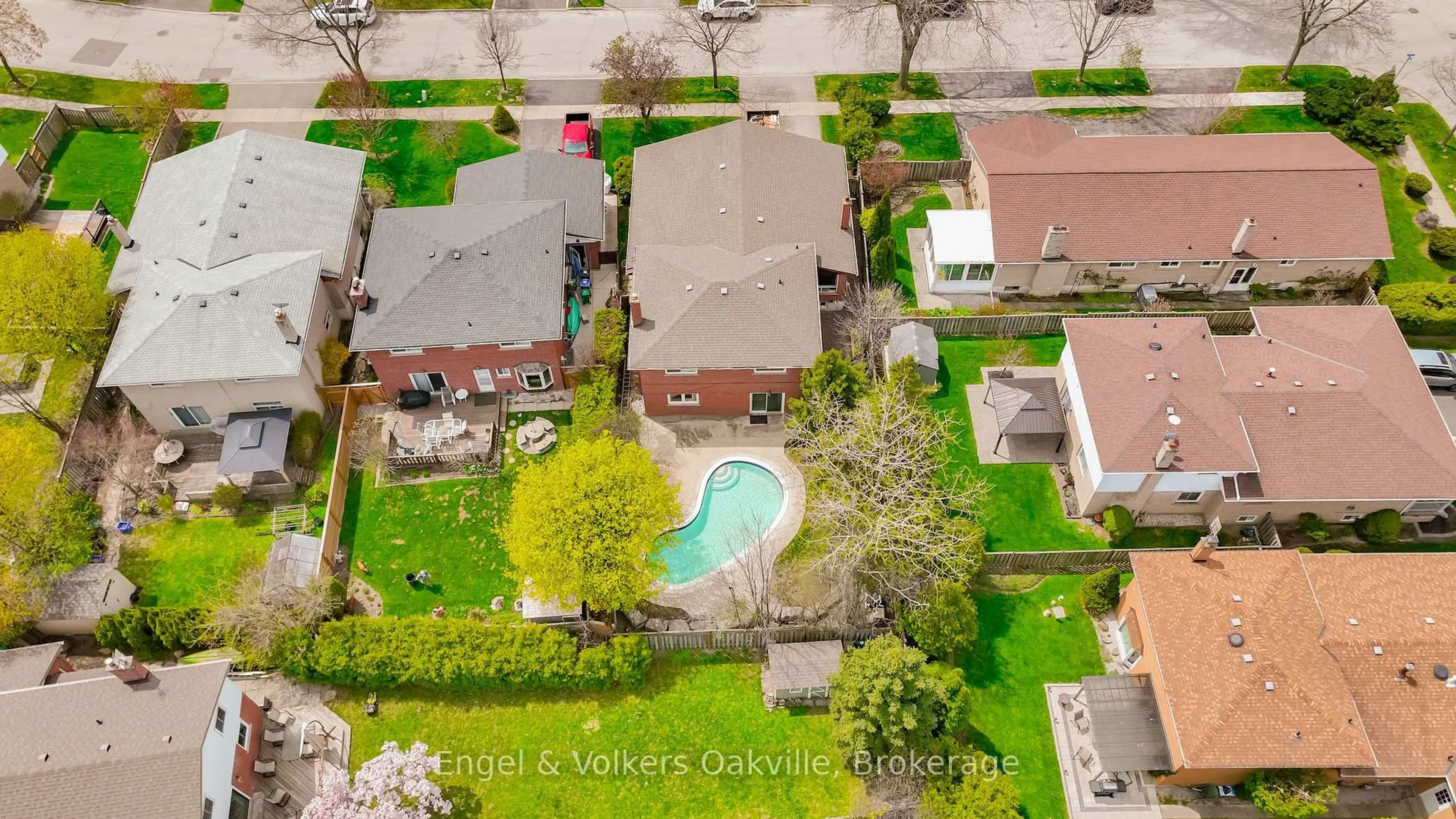 A pic from outside/outdoor area/front of a property/back of a property/a pic from drone, street for 2247 Malden Crt, Mississauga Ontario L5K 1W4