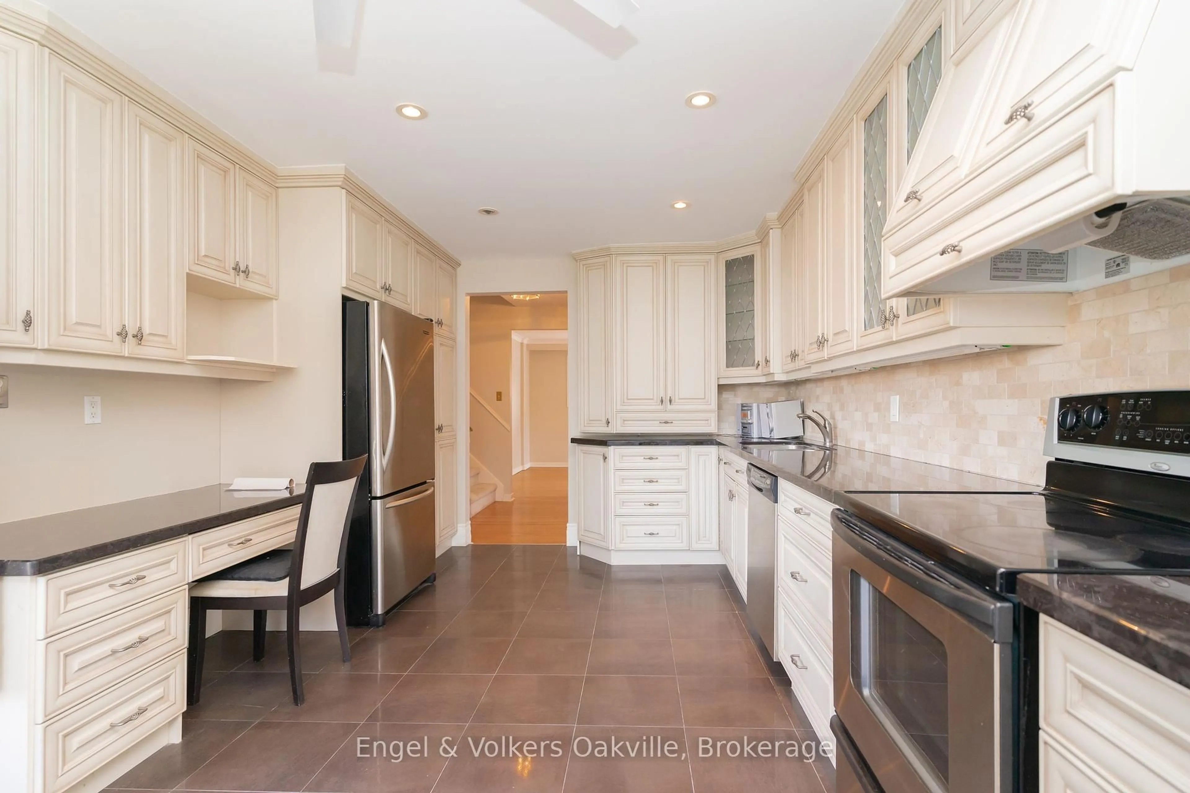 Open concept kitchen, ceramic/tile floor for 2247 Malden Crt, Mississauga Ontario L5K 1W4