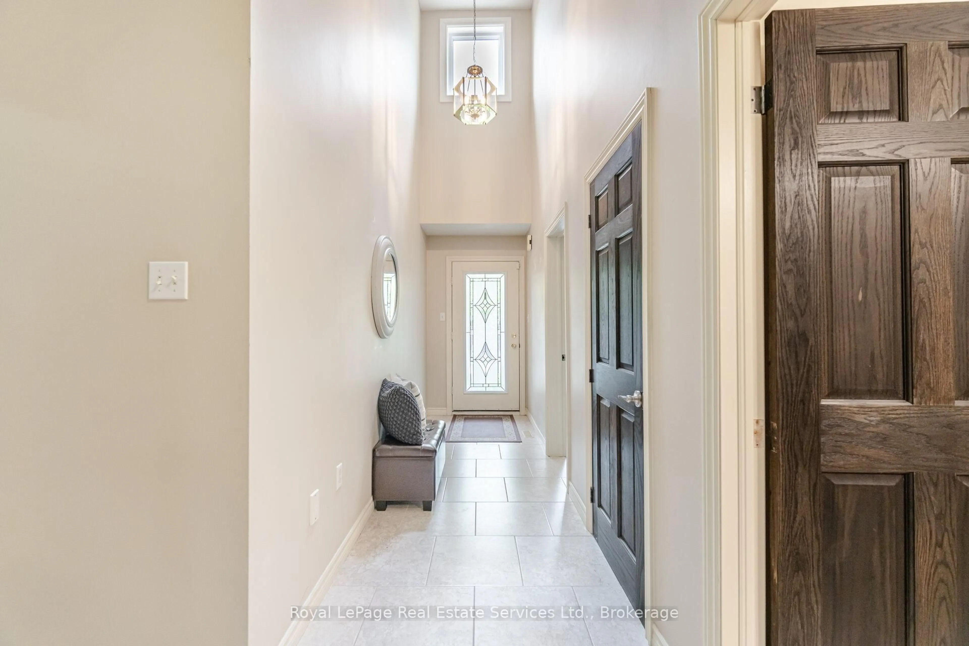 Indoor entryway for 2140 Turnberry Rd #12, Burlington Ontario L7M 4L8