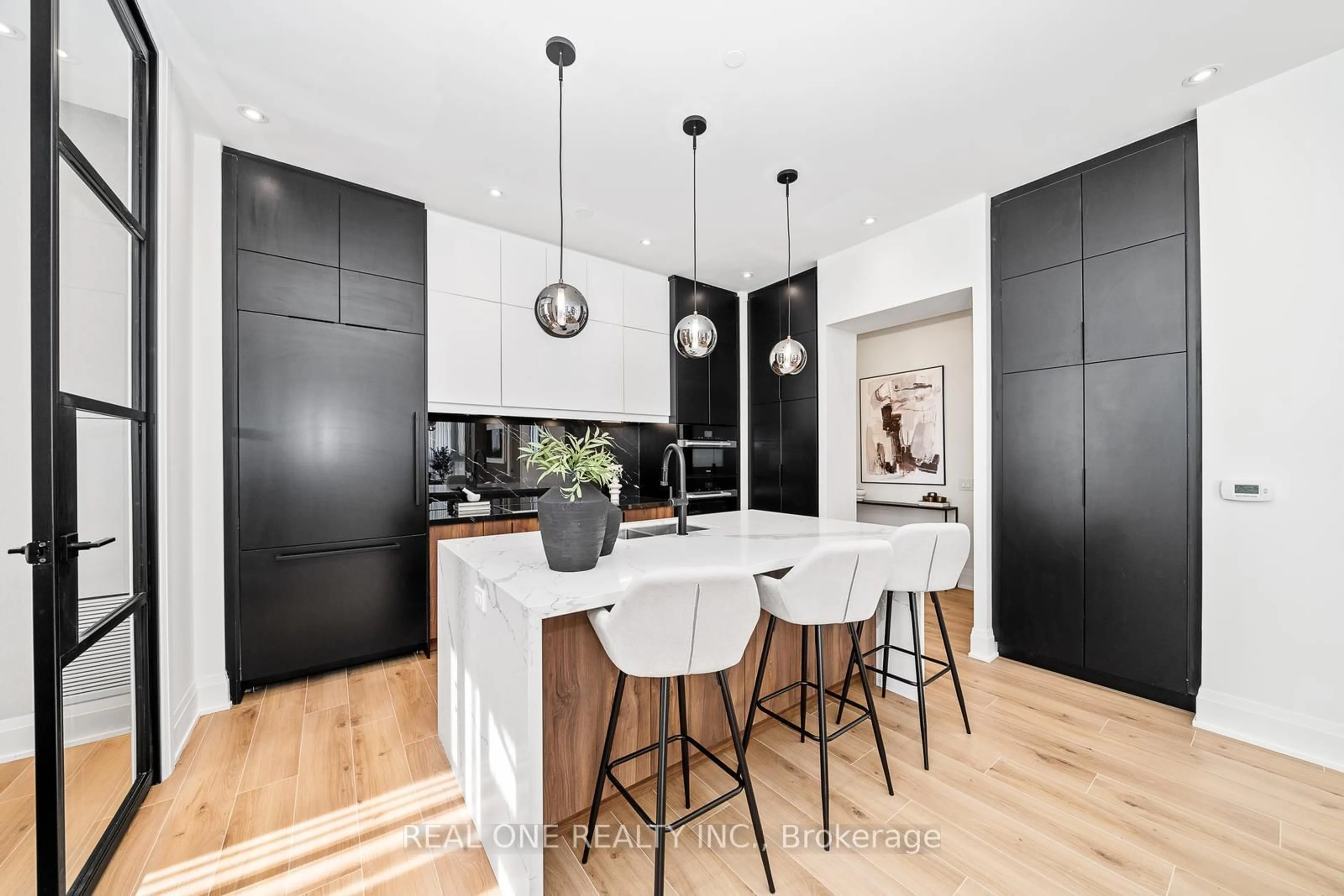 Contemporary kitchen, unknown for 509 Dundas St #814, Oakville Ontario L6M 4M2
