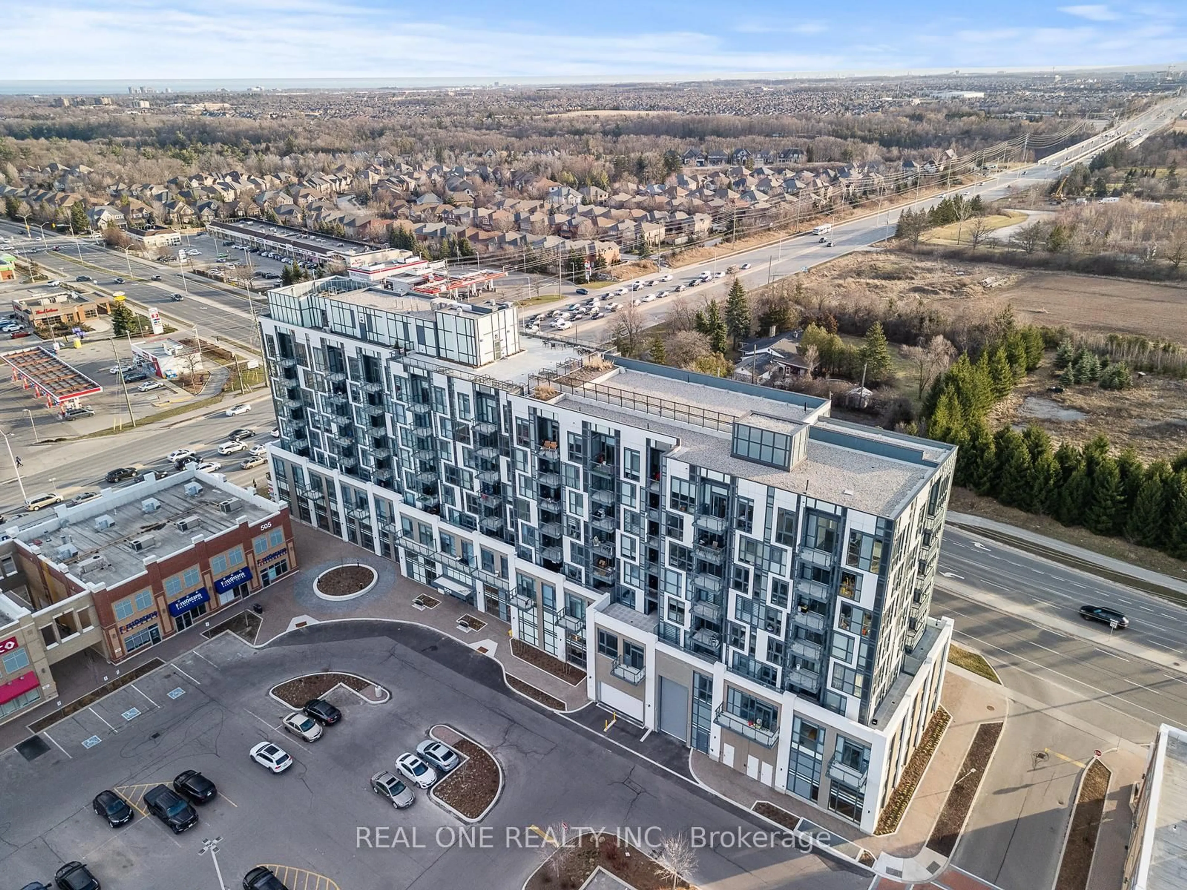 A pic from outside/outdoor area/front of a property/back of a property/a pic from drone, unknown for 509 Dundas St #814, Oakville Ontario L6M 4M2