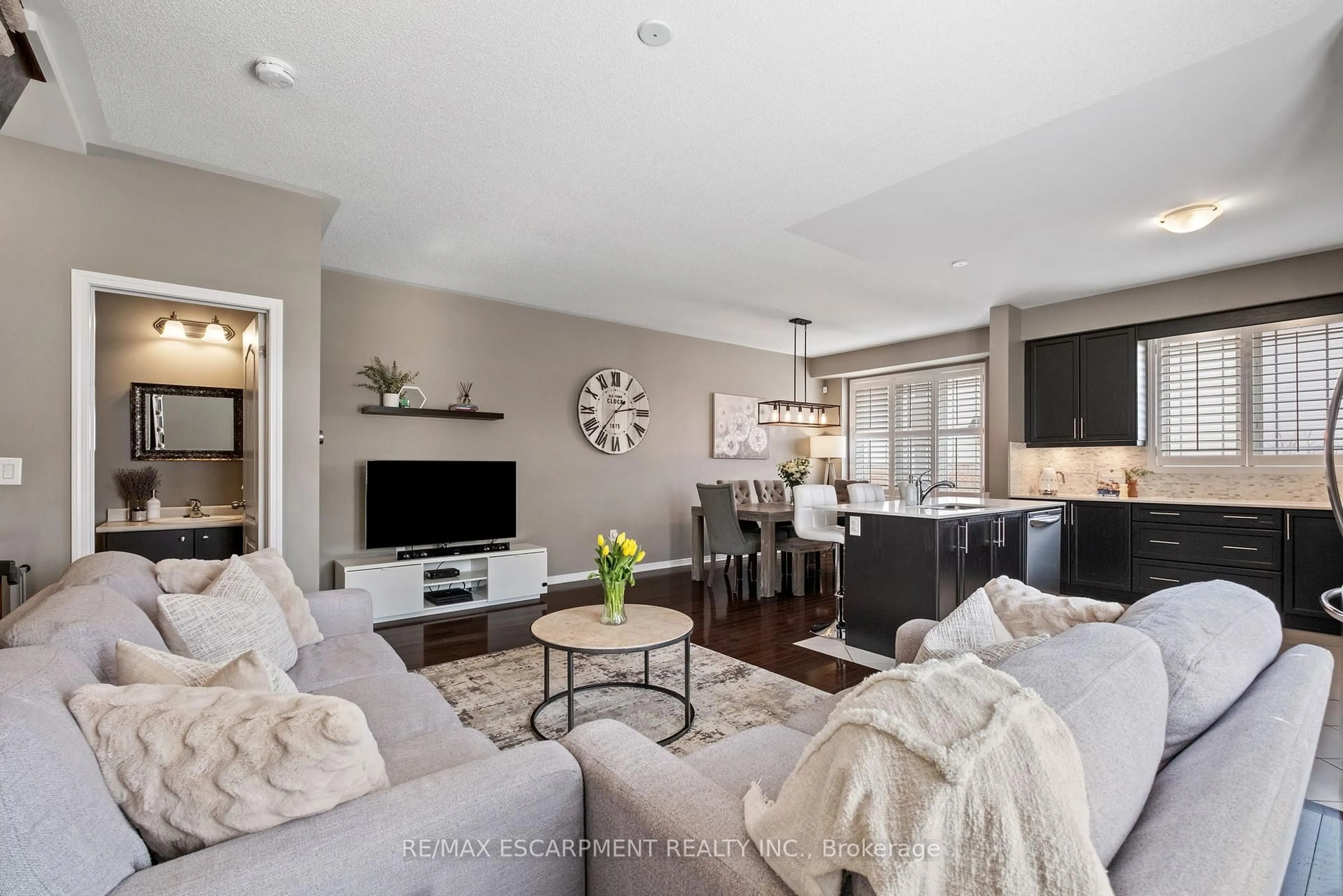 Living room with furniture, unknown for 29 Alnwick Ave, Caledon Ontario L7C 3P6
