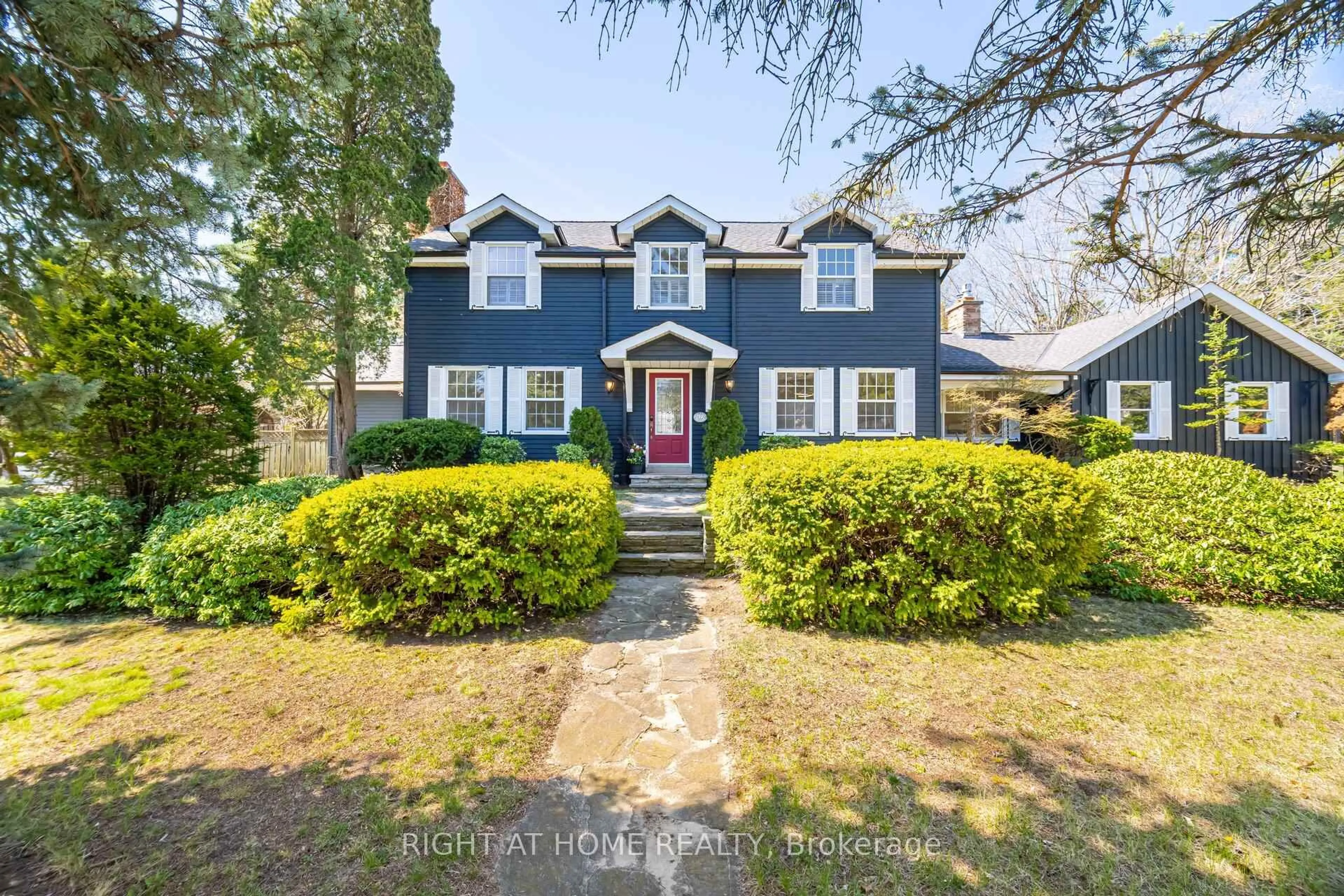 A pic from outside/outdoor area/front of a property/back of a property/a pic from drone, street for 1173 Carey Rd, Oakville Ontario L6J 2E3