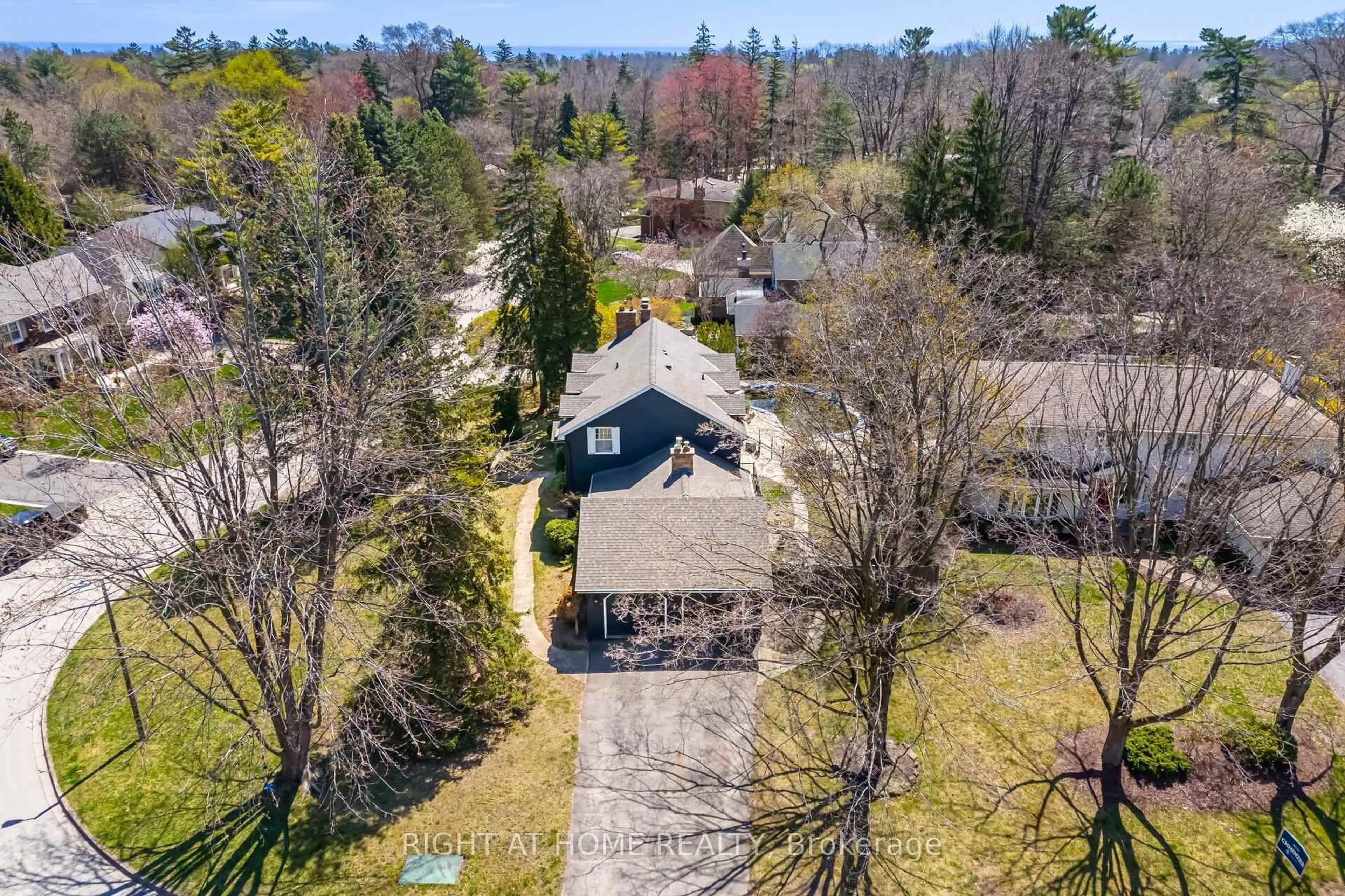 A pic from outside/outdoor area/front of a property/back of a property/a pic from drone, street for 1173 Carey Rd, Oakville Ontario L6J 2E3