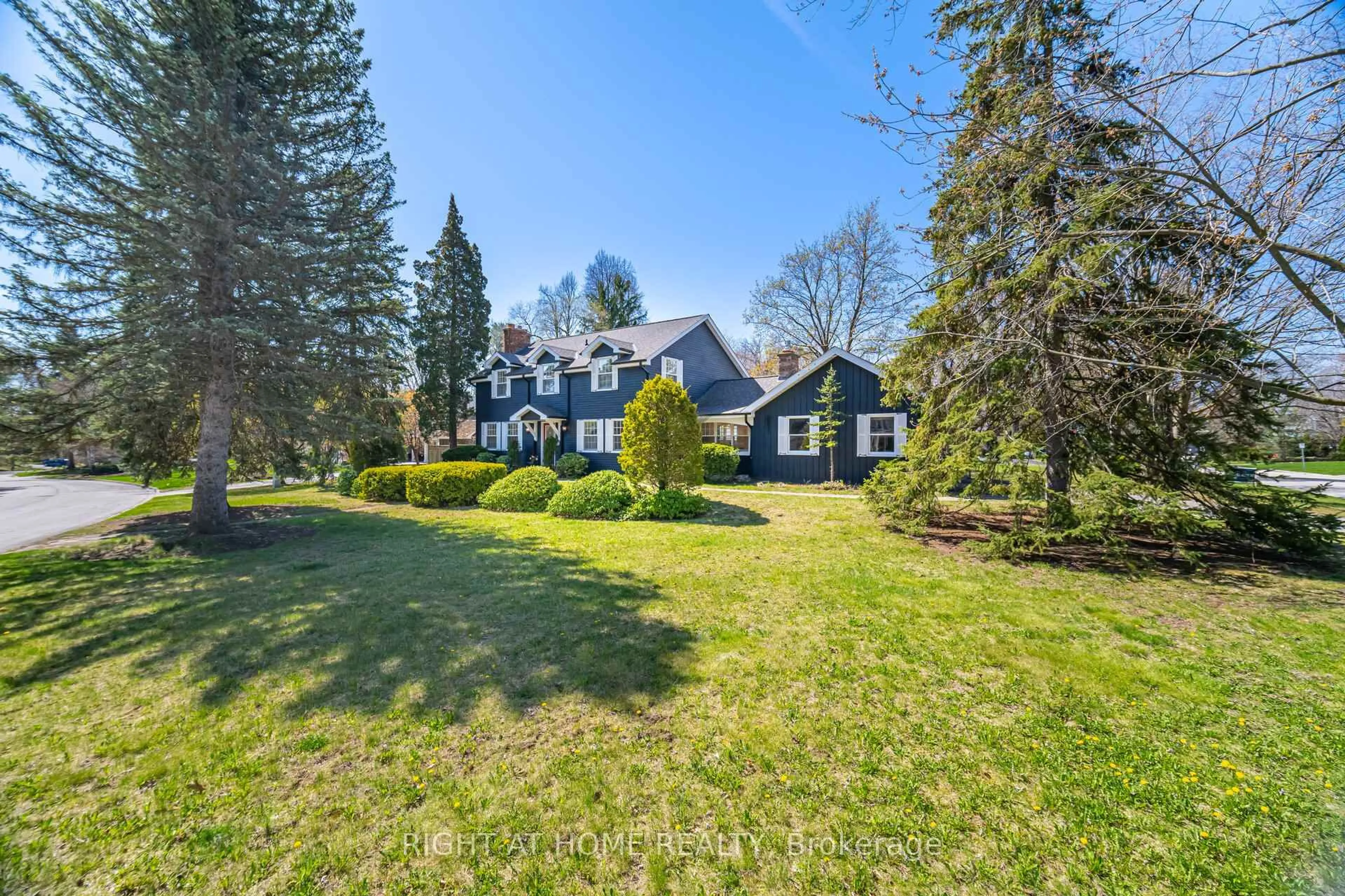 A pic from outside/outdoor area/front of a property/back of a property/a pic from drone, unknown for 1173 Carey Rd, Oakville Ontario L6J 2E3