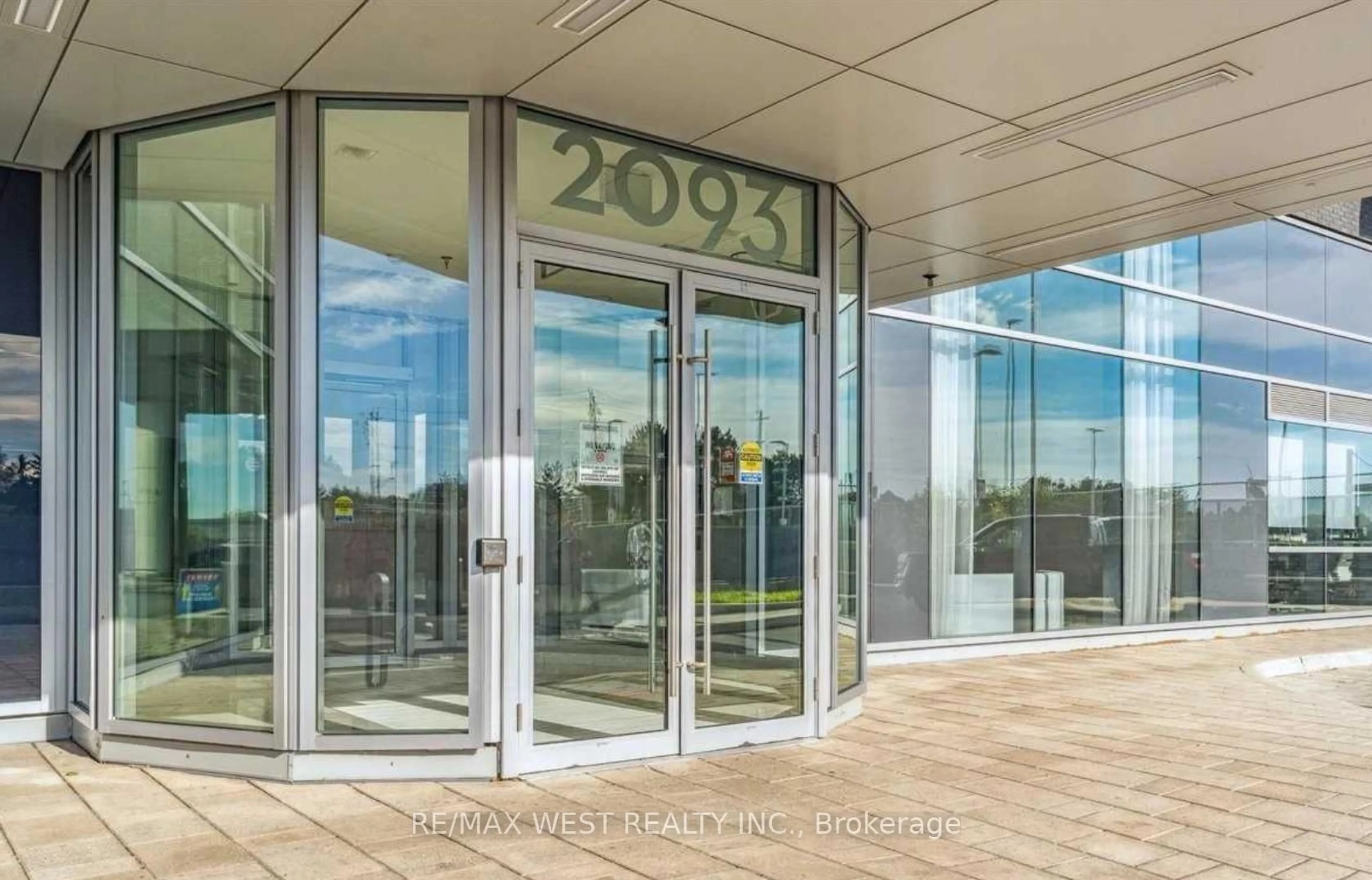 Indoor foyer for 2093 Fairview St #610, Burlington Ontario L7R 0E6