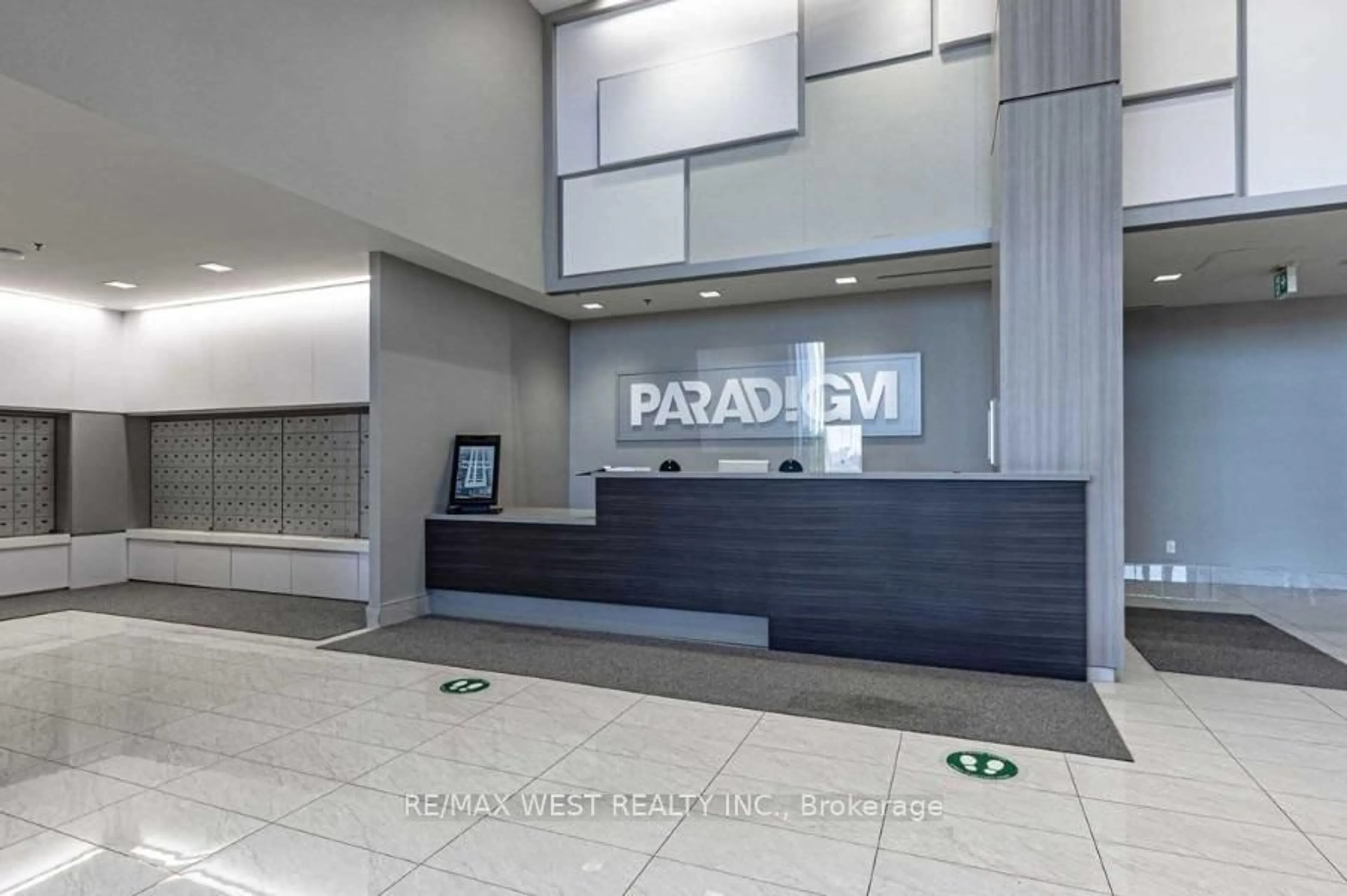 Indoor foyer for 2093 Fairview St #610, Burlington Ontario L7R 0E6