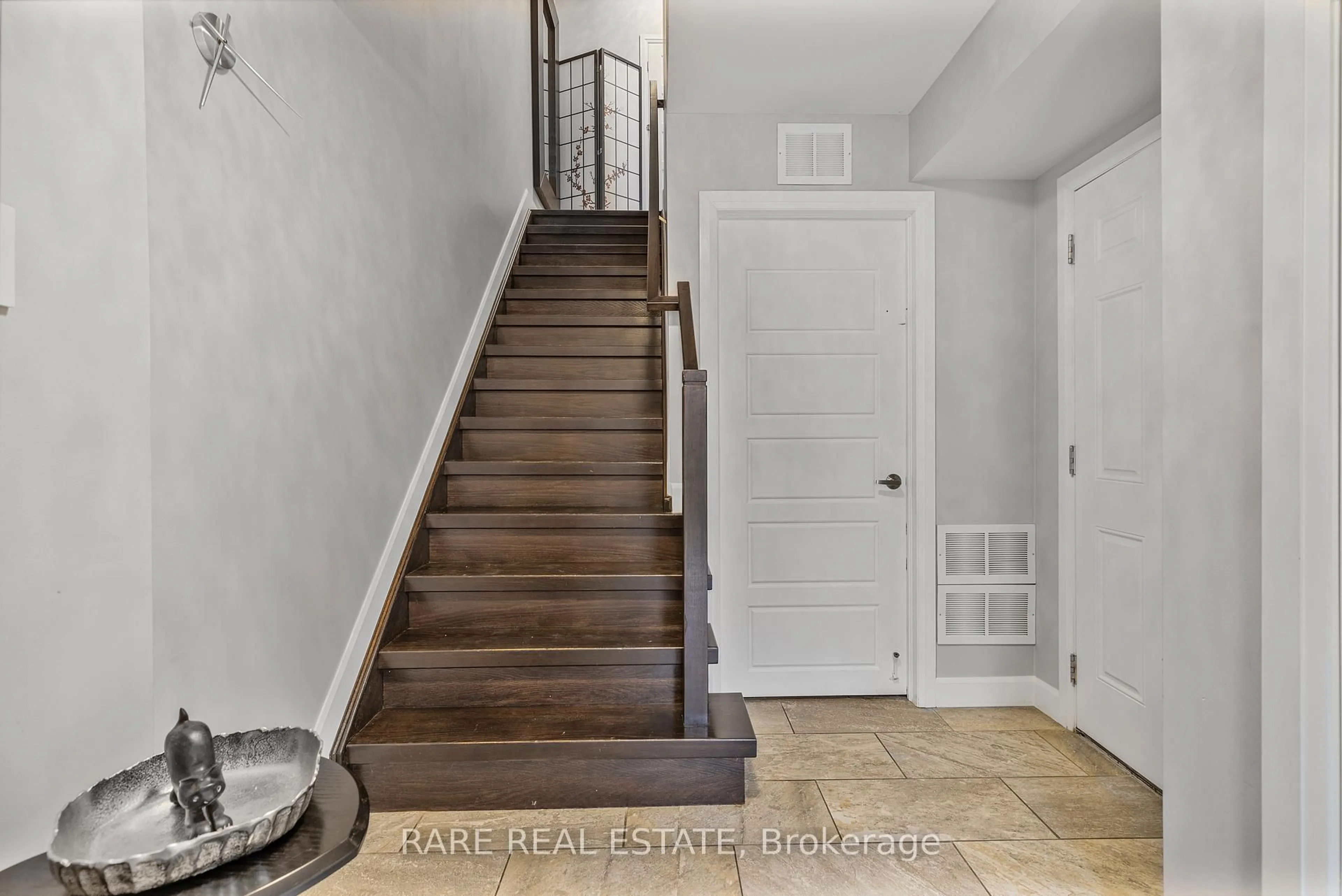 Indoor entryway for 165 Hampshire Way #107, Milton Ontario L9T 8M7