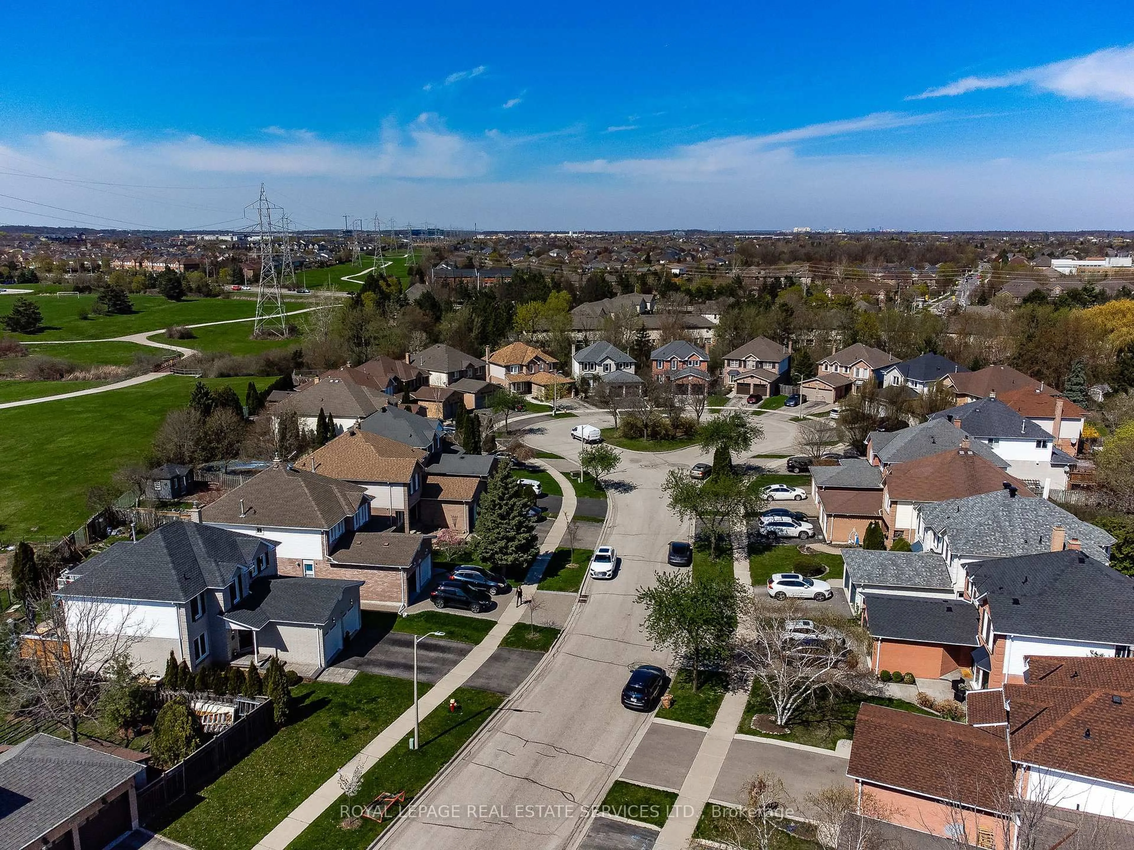 A pic from outside/outdoor area/front of a property/back of a property/a pic from drone, street for 3315 Springvale Crt, Burlington Ontario L7M 3Y6