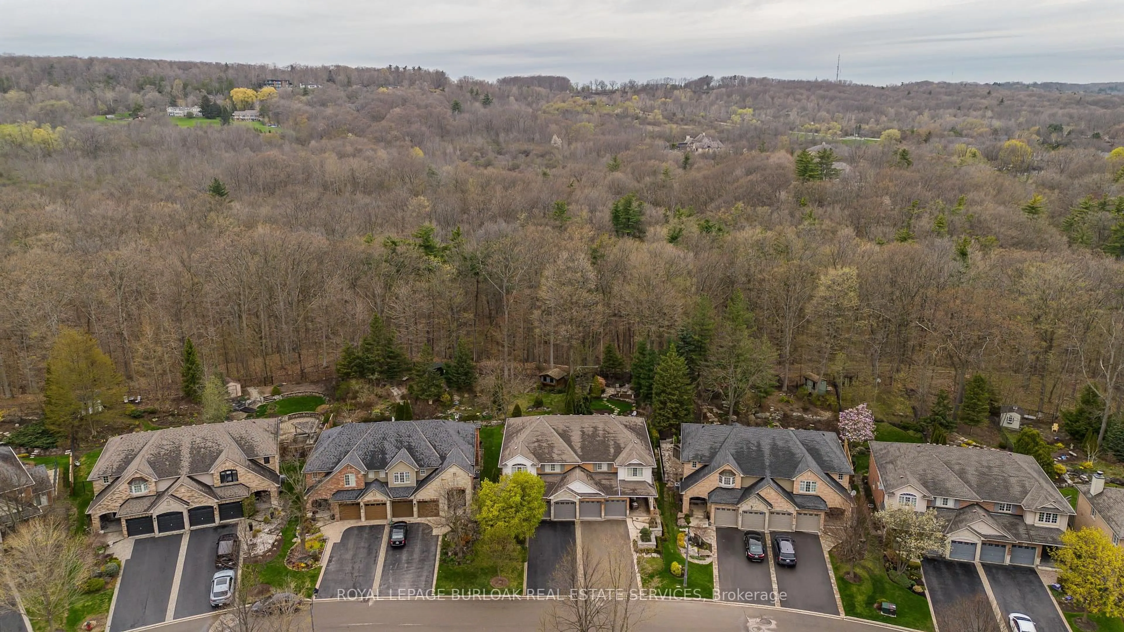 A pic from outside/outdoor area/front of a property/back of a property/a pic from drone, unknown for 1148 Westhaven Dr, Burlington Ontario L7P 5B3