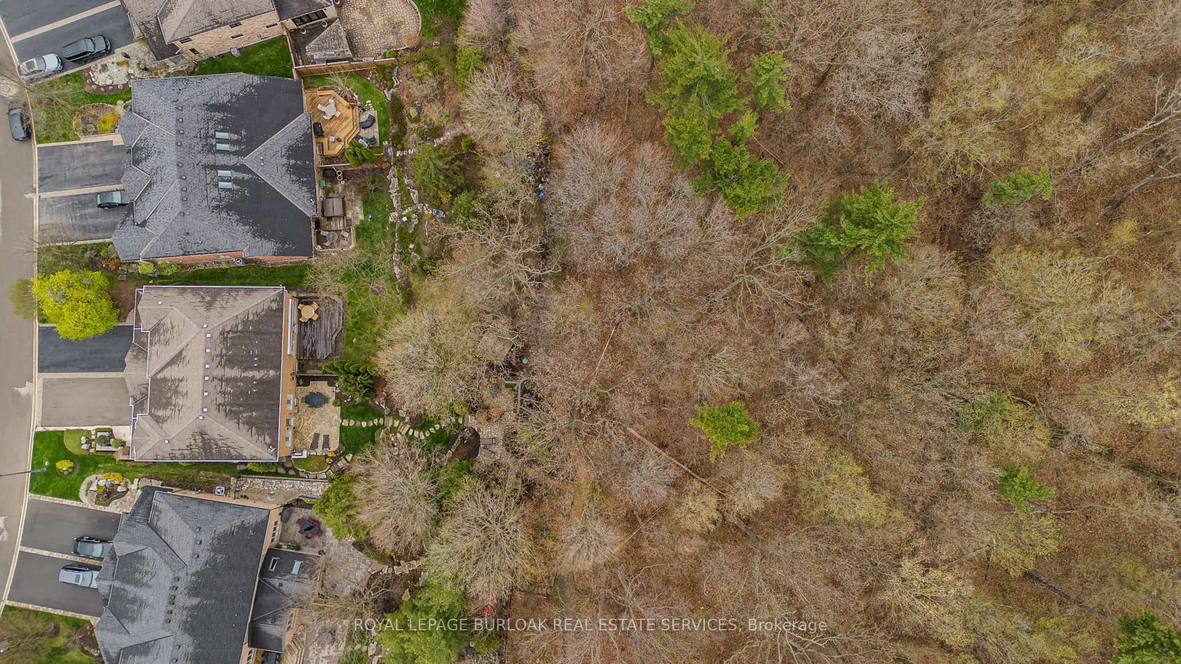 A pic from outside/outdoor area/front of a property/back of a property/a pic from drone, forest/trees view for 1148 Westhaven Dr, Burlington Ontario L7P 5B3