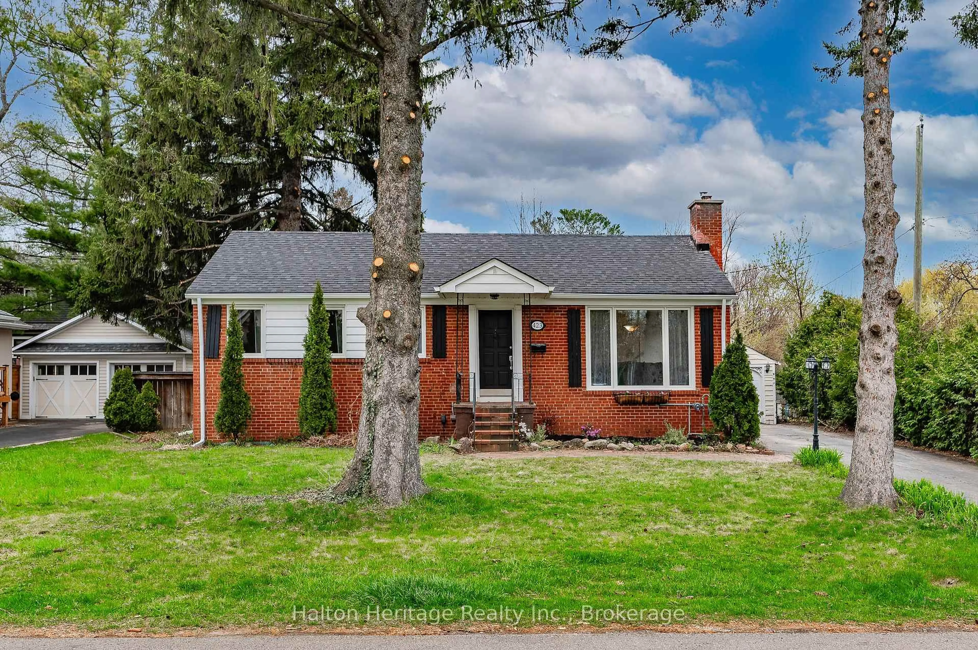 Home with brick exterior material, street for 423 Smith Lane, Oakville Ontario L6L 4X1
